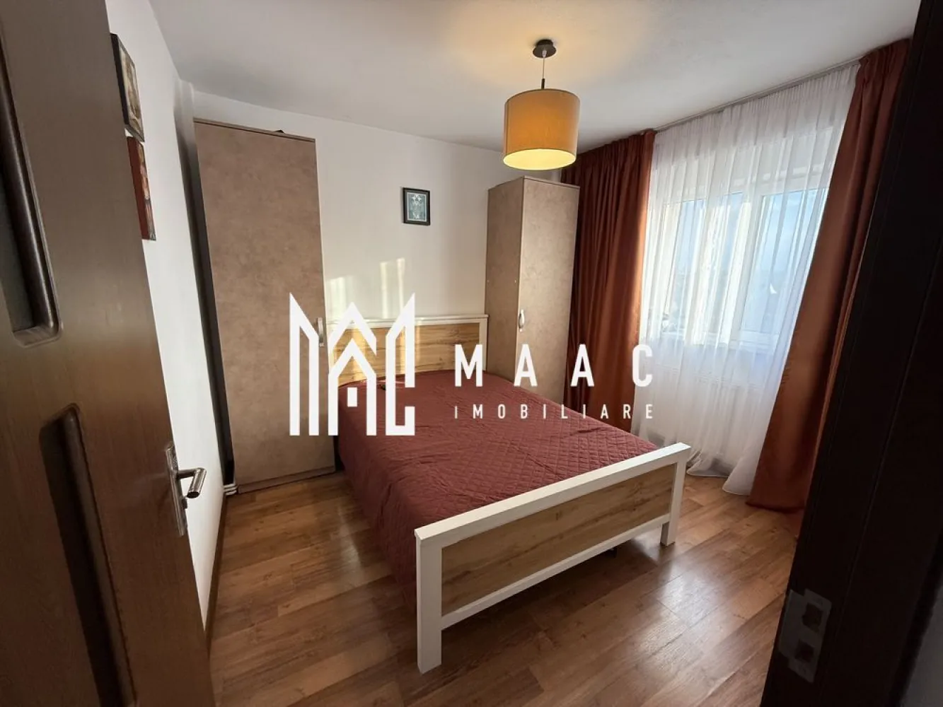 Apartament 3 Camere | 68Mp | Zona Turnișor - MAAC Imobiliare vă propune spre vânzare un apartament cu 3 camere, situat în zona Turnișor – Șoseaua Alba Iulia, Sibiu. Proprietatea este ideală pentru o familie, oferind liniște, confort și spațiu generos.

Detalii generale

Suprafață: 68 mp

Etaj: 4/7 – bloc dotat cu lift

Zonă excelentă, cu acces imediat la puncte de interes

La parterul blocului se regăsesc:

 stație Tursib | Simpa, Profi, Trans Agape, La Doi Pași | farmacii | bănci | grădiniță
 La doar 20 de minute de mers pe jos de centrul orașului.

 Compartimentare

3 camere

Bucătărie închisă, mobilată și utilată

2 băi (una cu cadă, una de serviciu)

Spațiu de depozitare

Pivniță inclusă

 Dotări & Finisaje

Centrală termică proprie

Geamuri termopan

Orientare favorabilă – apartament luminos

Se vinde complet mobilat, mobilier realizat la comandă

 Electrocasnice incluse

Plită, cuptor electric, hotă, cuptor cu microunde, combină frigorifică, fripteuză, grill electric, espressor cafea, robot de bucătărie, storcător de fructe, prăjitor de pâine, mașină de spălat vase, mașină de spălat rufe + uscător, aer condiționat, smart TV în fiecare cameră.

 Avantaje

Apartament foarte bine întreținut

Locuibil imediat, fără necesitatea unor renovări

Amplasare într-o zonă liniștită și accesibilă

Pentru mai multe detalii sau pentru a programa o vizionare, vă rugăm să ne contactați, specificând ID:CP2825733