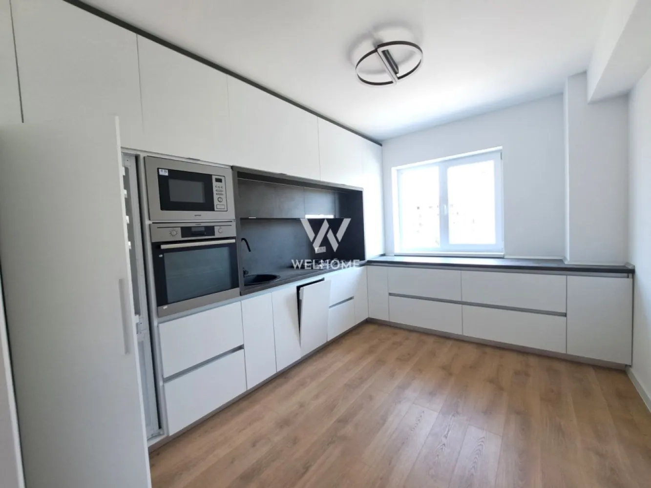 Apartament 2 camere Sibiu - imobil NOU - Apartament cu 2 camere - Sibiu, 10 minute de centru - zona rezidentiala noua destinata familiei 
Locuinta "La Cheie" - calitate, confort si spatii functionale 
Accesibilitate buna spre punctele de interes ale orasului, cat si autostrada sau Aeroport
Apartament situat la parter inalt, imobil cu lift. 59,75 mp utili + 2 balcoane 5 mp si 3 mp
Apartament decomandat - hol acces, bucatarie, living, baie, dormitor 
Livingul are balcon mare, iar dormitorul are balcon mai mic
Pretul afisat este pentru Apartament SEMIFINISAT LA ALB - centrala termica Vaillant si incalzire in pardoseala, usa de intrare de metal, lavabila, geamuri termopan, instalatii electrice, termice si sanitare pe pozitie, gresie, parchet, usi, bai dotate
1 loc de parcare inclus! Optional - loc de parcare subteran 6000 euro 
Zona este placut organizata, cu spatii verzi, alei, parcari
Apartament spatios si bine organizat 

Pret vanzare 119.500 Euro Tva Inclus