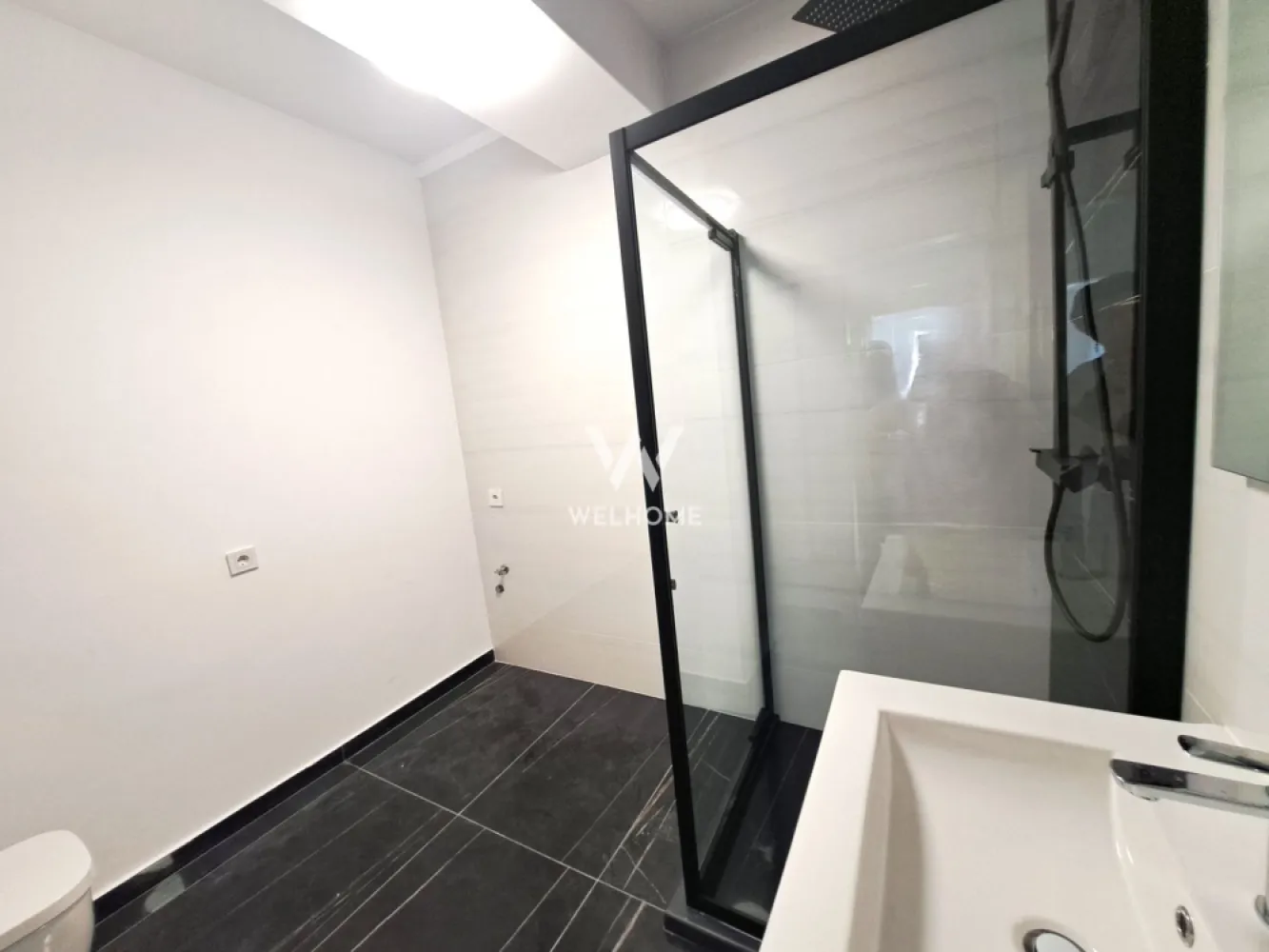 Apartament 2 camere Sibiu - imobil NOU - Apartament cu 2 camere - Sibiu, 10 minute de centru - zona rezidentiala noua destinata familiei 
Locuinta "La Cheie" - calitate, confort si spatii functionale 
Accesibilitate buna spre punctele de interes ale orasului, cat si autostrada sau Aeroport
Apartament situat la parter inalt, imobil cu lift. 59,75 mp utili + 2 balcoane 5 mp si 3 mp
Apartament decomandat - hol acces, bucatarie, living, baie, dormitor 
Livingul are balcon mare, iar dormitorul are balcon mai mic
Pretul afisat este pentru Apartament SEMIFINISAT LA ALB - centrala termica Vaillant si incalzire in pardoseala, usa de intrare de metal, lavabila, geamuri termopan, instalatii electrice, termice si sanitare pe pozitie, gresie, parchet, usi, bai dotate
1 loc de parcare inclus! Optional - loc de parcare subteran 6000 euro 
Zona este placut organizata, cu spatii verzi, alei, parcari
Apartament spatios si bine organizat 

Pret vanzare 119.500 Euro Tva Inclus