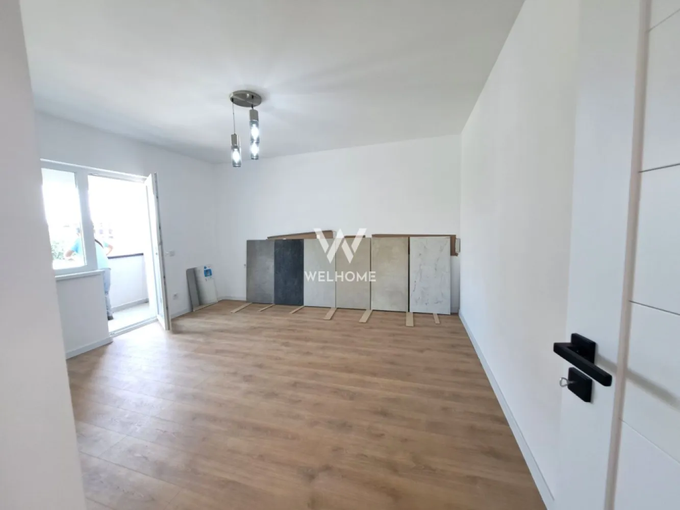 Apartament 2 camere Sibiu - imobil NOU - Apartament cu 2 camere - Sibiu, 10 minute de centru - zona rezidentiala noua destinata familiei 
Locuinta "La Cheie" - calitate, confort si spatii functionale 
Accesibilitate buna spre punctele de interes ale orasului, cat si autostrada sau Aeroport
Apartament situat la parter inalt, imobil cu lift. 59,75 mp utili + 2 balcoane 5 mp si 3 mp
Apartament decomandat - hol acces, bucatarie, living, baie, dormitor 
Livingul are balcon mare, iar dormitorul are balcon mai mic
Pretul afisat este pentru Apartament SEMIFINISAT LA ALB - centrala termica Vaillant si incalzire in pardoseala, usa de intrare de metal, lavabila, geamuri termopan, instalatii electrice, termice si sanitare pe pozitie, gresie, parchet, usi, bai dotate
1 loc de parcare inclus! Optional - loc de parcare subteran 6000 euro 
Zona este placut organizata, cu spatii verzi, alei, parcari
Apartament spatios si bine organizat 

Pret vanzare 119.500 Euro Tva Inclus