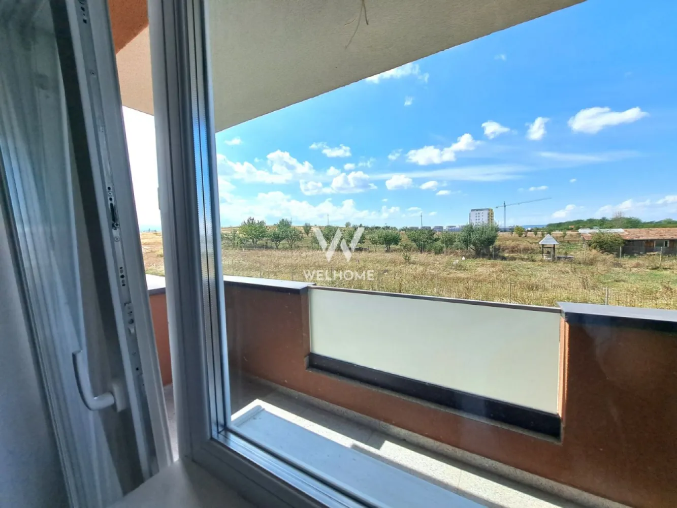 Apartament 2 camere Sibiu - imobil NOU - Apartament cu 2 camere - Sibiu, 10 minute de centru - zona rezidentiala noua destinata familiei 
Locuinta "La Cheie" - calitate, confort si spatii functionale 
Accesibilitate buna spre punctele de interes ale orasului, cat si autostrada sau Aeroport
Apartament situat la parter inalt, imobil cu lift. 59,75 mp utili + 2 balcoane 5 mp si 3 mp
Apartament decomandat - hol acces, bucatarie, living, baie, dormitor 
Livingul are balcon mare, iar dormitorul are balcon mai mic
Pretul afisat este pentru Apartament SEMIFINISAT LA ALB - centrala termica Vaillant si incalzire in pardoseala, usa de intrare de metal, lavabila, geamuri termopan, instalatii electrice, termice si sanitare pe pozitie, gresie, parchet, usi, bai dotate
1 loc de parcare inclus! Optional - loc de parcare subteran 6000 euro 
Zona este placut organizata, cu spatii verzi, alei, parcari
Apartament spatios si bine organizat 

Pret vanzare 119.500 Euro Tva Inclus