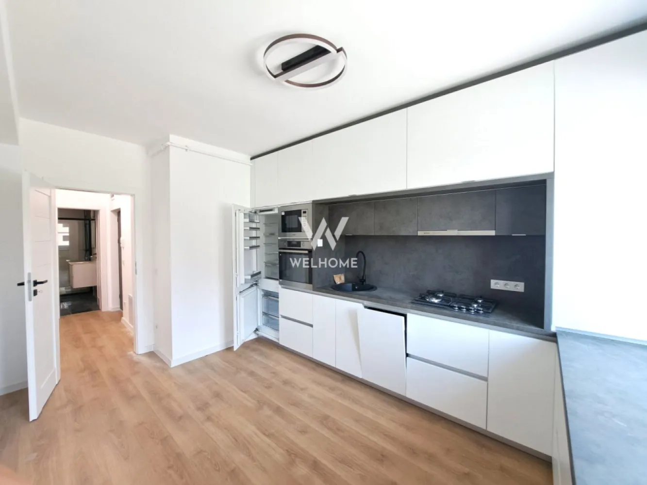 Apartament 2 camere Sibiu - imobil NOU - Apartament cu 2 camere - Sibiu, 10 minute de centru - zona rezidentiala noua destinata familiei 
Locuinta "La Cheie" - calitate, confort si spatii functionale 
Accesibilitate buna spre punctele de interes ale orasului, cat si autostrada sau Aeroport
Apartament situat la parter inalt, imobil cu lift. 59,75 mp utili + 2 balcoane 5 mp si 3 mp
Apartament decomandat - hol acces, bucatarie, living, baie, dormitor 
Livingul are balcon mare, iar dormitorul are balcon mai mic
Pretul afisat este pentru Apartament SEMIFINISAT LA ALB - centrala termica Vaillant si incalzire in pardoseala, usa de intrare de metal, lavabila, geamuri termopan, instalatii electrice, termice si sanitare pe pozitie, gresie, parchet, usi, bai dotate
1 loc de parcare inclus! Optional - loc de parcare subteran 6000 euro 
Zona este placut organizata, cu spatii verzi, alei, parcari
Apartament spatios si bine organizat 

Pret vanzare 119.500 Euro Tva Inclus