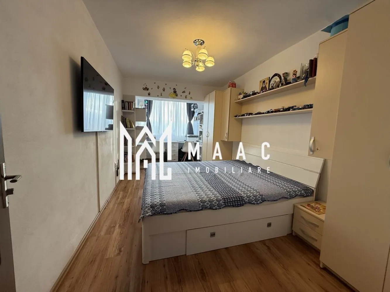 Apartament 3 Camere | 68Mp | Zona Turnișor - MAAC Imobiliare vă propune spre vânzare un apartament cu 3 camere, situat în zona Turnișor – Șoseaua Alba Iulia, Sibiu. Proprietatea este ideală pentru o familie, oferind liniște, confort și spațiu generos.

Detalii generale

Suprafață: 68 mp

Etaj: 4/7 – bloc dotat cu lift

Zonă excelentă, cu acces imediat la puncte de interes

La parterul blocului se regăsesc:

 stație Tursib | Simpa, Profi, Trans Agape, La Doi Pași | farmacii | bănci | grădiniță
 La doar 20 de minute de mers pe jos de centrul orașului.

 Compartimentare

3 camere

Bucătărie închisă, mobilată și utilată

2 băi (una cu cadă, una de serviciu)

Spațiu de depozitare

Pivniță inclusă

 Dotări & Finisaje

Centrală termică proprie

Geamuri termopan

Orientare favorabilă – apartament luminos

Se vinde complet mobilat, mobilier realizat la comandă

 Electrocasnice incluse

Plită, cuptor electric, hotă, cuptor cu microunde, combină frigorifică, fripteuză, grill electric, espressor cafea, robot de bucătărie, storcător de fructe, prăjitor de pâine, mașină de spălat vase, mașină de spălat rufe + uscător, aer condiționat, smart TV în fiecare cameră.

 Avantaje

Apartament foarte bine întreținut

Locuibil imediat, fără necesitatea unor renovări

Amplasare într-o zonă liniștită și accesibilă

Pentru mai multe detalii sau pentru a programa o vizionare, vă rugăm să ne contactați, specificând ID:CP2825733