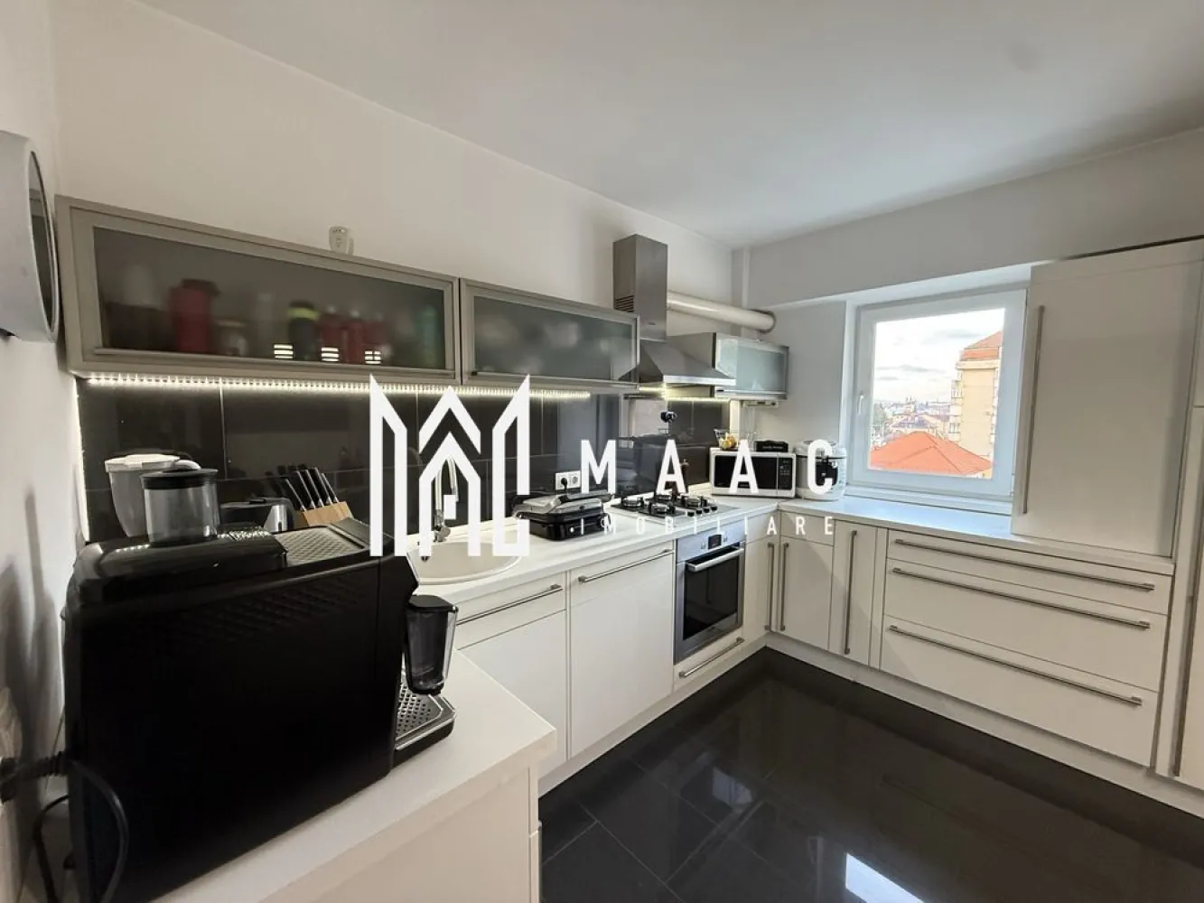 Apartament 3 Camere | 68Mp | Zona Turnișor - MAAC Imobiliare vă propune spre vânzare un apartament cu 3 camere, situat în zona Turnișor – Șoseaua Alba Iulia, Sibiu. Proprietatea este ideală pentru o familie, oferind liniște, confort și spațiu generos.

Detalii generale

Suprafață: 68 mp

Etaj: 4/7 – bloc dotat cu lift

Zonă excelentă, cu acces imediat la puncte de interes

La parterul blocului se regăsesc:

 stație Tursib | Simpa, Profi, Trans Agape, La Doi Pași | farmacii | bănci | grădiniță
 La doar 20 de minute de mers pe jos de centrul orașului.

 Compartimentare

3 camere

Bucătărie închisă, mobilată și utilată

2 băi (una cu cadă, una de serviciu)

Spațiu de depozitare

Pivniță inclusă

 Dotări & Finisaje

Centrală termică proprie

Geamuri termopan

Orientare favorabilă – apartament luminos

Se vinde complet mobilat, mobilier realizat la comandă

 Electrocasnice incluse

Plită, cuptor electric, hotă, cuptor cu microunde, combină frigorifică, fripteuză, grill electric, espressor cafea, robot de bucătărie, storcător de fructe, prăjitor de pâine, mașină de spălat vase, mașină de spălat rufe + uscător, aer condiționat, smart TV în fiecare cameră.

 Avantaje

Apartament foarte bine întreținut

Locuibil imediat, fără necesitatea unor renovări

Amplasare într-o zonă liniștită și accesibilă

Pentru mai multe detalii sau pentru a programa o vizionare, vă rugăm să ne contactați, specificând ID:CP2825733