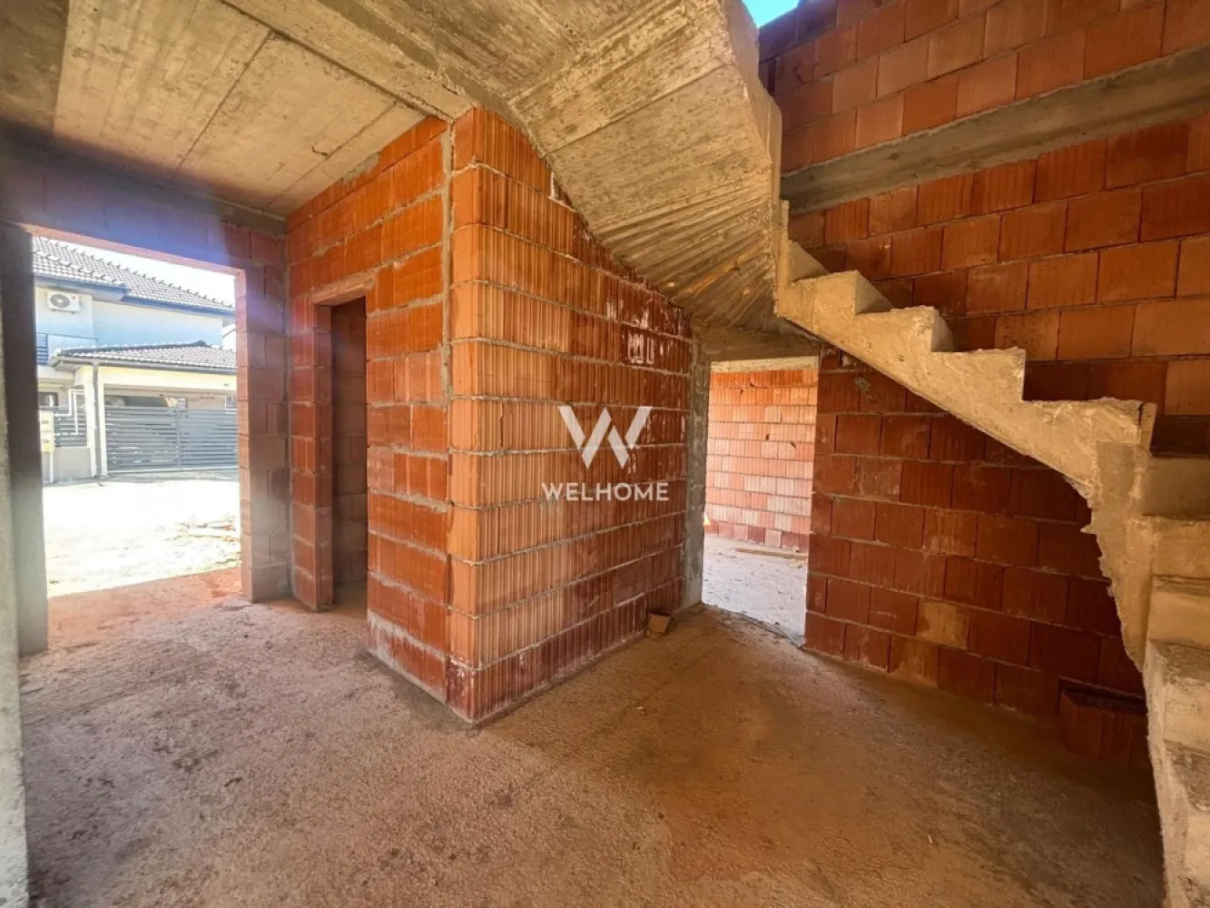 Casa MODERNA cu Garaj si teren 550mp - Locuinta individuala, cu 5 camere, Garaj si spatiu tehnic.

Vine cu o suprafata utila de 145 mp si o compartimentare ideala.

LA PARTER: 
- Hol de acces cu zona pentru papucar 
-Baie
-Dormitor/ birou
-Bucatarie separata 
-Living spatios cu acces in terasa care da in curtea din spate.
Din zona de parter se face accesul si in garaj.

LA ETAJ:
- avem hol de acces 
-O baie mare destinata pentru 2 dintre dormitoare
-Un dormitor matrimonial cu baie proprie si acces in balcon 
Tot de la etaj se poate face acces in pod unde poate fi folosit ca si spatiu de depozitare. 

Locuinta se preda cu toate utilitatile.
LA EXTERIOR se preda LA CHEIE cu curtea nivelata, pavaj la acces auto si pietonal, gard si poarta.
LA INTERIOR: Casa se preda LA ALB, cu centrala proprie si incalzire in pardoseala atat la parte cat si la etaj. 

Daca vrei sa stii mai multe detalii, contacteaza-ma.
Cosmin-0743292794

PRET: 270.000 EURO cu TVA INCLUS