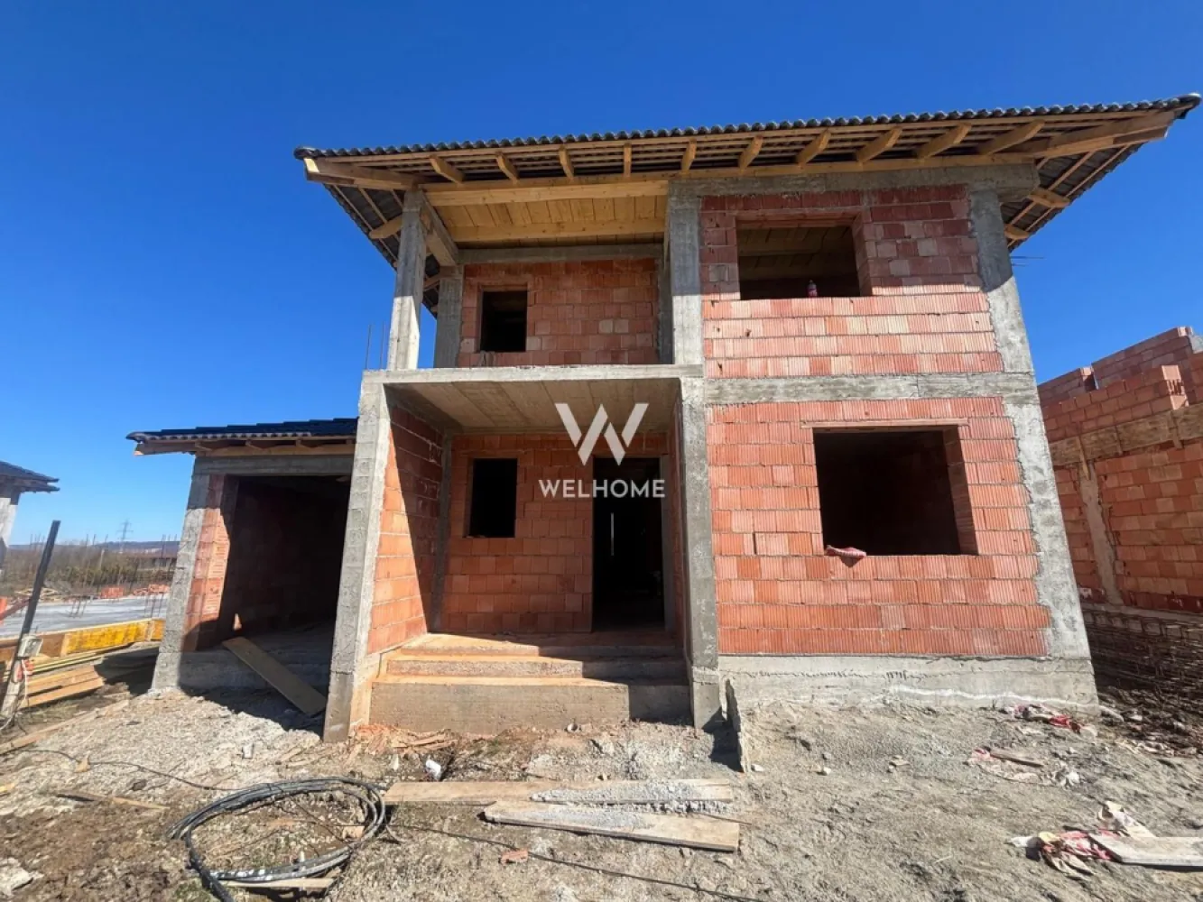 Casa MODERNA cu Garaj si teren 550mp - Locuinta individuala, cu 5 camere, Garaj si spatiu tehnic.

Vine cu o suprafata utila de 145 mp si o compartimentare ideala.

LA PARTER: 
- Hol de acces cu zona pentru papucar 
-Baie
-Dormitor/ birou
-Bucatarie separata 
-Living spatios cu acces in terasa care da in curtea din spate.
Din zona de parter se face accesul si in garaj.

LA ETAJ:
- avem hol de acces 
-O baie mare destinata pentru 2 dintre dormitoare
-Un dormitor matrimonial cu baie proprie si acces in balcon 
Tot de la etaj se poate face acces in pod unde poate fi folosit ca si spatiu de depozitare. 

Locuinta se preda cu toate utilitatile.
LA EXTERIOR se preda LA CHEIE cu curtea nivelata, pavaj la acces auto si pietonal, gard si poarta.
LA INTERIOR: Casa se preda LA ALB, cu centrala proprie si incalzire in pardoseala atat la parte cat si la etaj. 

Daca vrei sa stii mai multe detalii, contacteaza-ma.
Cosmin-0743292794

PRET: 270.000 EURO cu TVA INCLUS