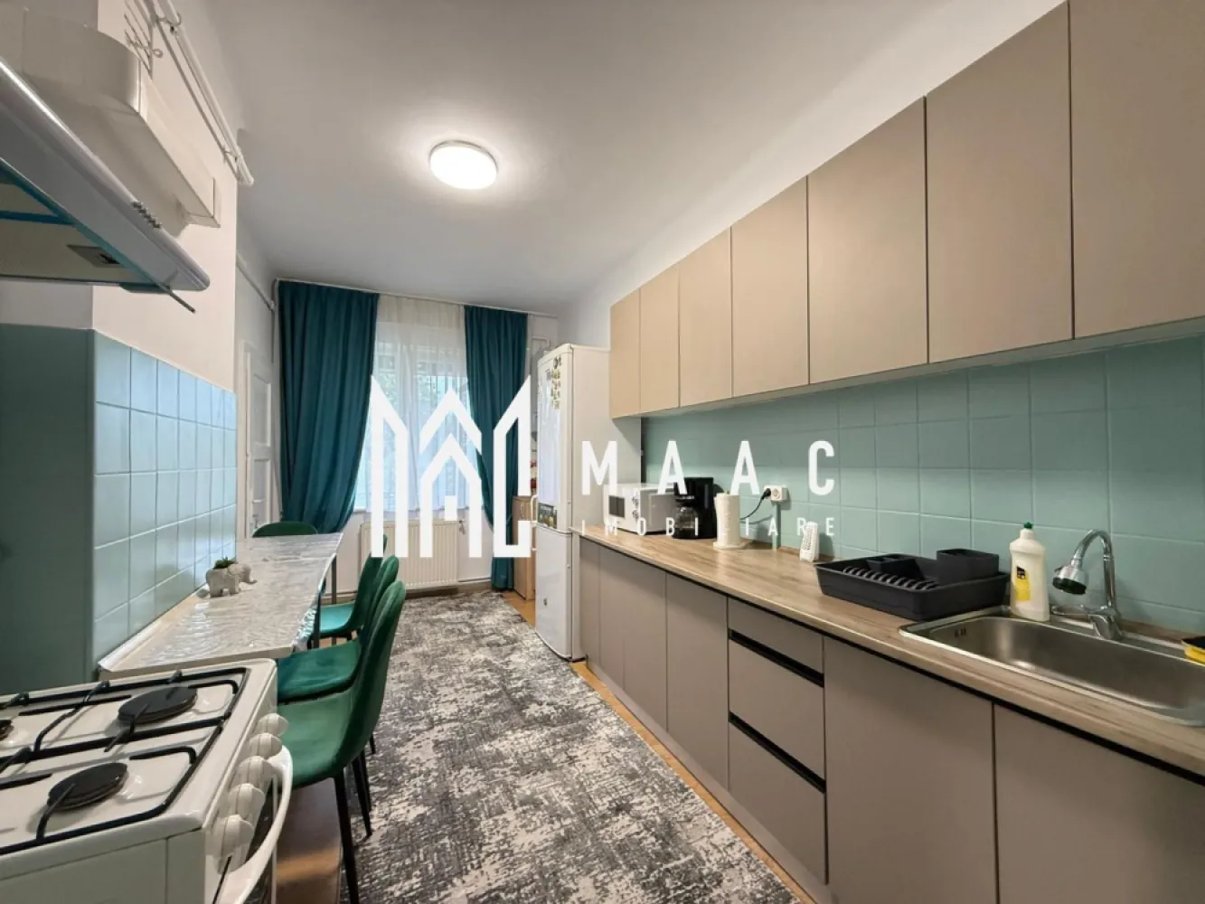 Apartament 1 camera | Etaj 1 | Decomandat | Curte | C. Noica - MAAC Imobiliare vă propune spre vânzare un apartament cu o cameră, decomandat, situat la etajul 1 al unei case cu regim de înălțime P+E+Pod, amplasată în una dintre cele mai apreciate zone centrale ale municipiului Sibiu, pe strada Constantin Noica nr. 2.

Cu o suprafață utilă de 51,14 mp și o terasă generoasă de 23,40 mp, această proprietate reprezintă alegerea ideală atât pentru locuire, cât și pentru investiție, fiind situată la doar 2 minute de mers pe jos de Piața Mare și în imediata apropiere a Facultății de Medicină.

Compartimentare:
hol de acces – 11,09 mp;
cameră spațioasă – 23,12 mp;
bucătărie – 11,27 mp;
cămară – 1,16 mp;
baie cu geam – 4,50 mp;
balcon-terasă – 23,40 mp.

Apartamentul este recent renovat și complet mobilat, fiind pregătit pentru mutare imediată sau pentru exploatare în regim hotelier. Beneficiază de finisaje moderne și de toate dotările necesare pentru un confort sporit.

Dotări și îmbunătățiri:
centrală termică nouă în condensare;
instalație electrică refăcută integral;
instalație sanitară înlocuită;
ferestre cu tâmplărie PVC și geam termopan;
pereți izolați cu termosistem de 10 cm;
acoperiș schimbat complet în urmă cu aproximativ 5 ani;
mobilier și electrocasnice incluse: aragaz, cuptor cu microunde, mașină de spălat, televizor, cafetieră.

Proprietatea face parte dintr-un imobil în care mai locuiesc doar patru familii și beneficiază de o curte comună de 1.623 mp, cu o cotă-parte de aproximativ 280 mp, existând posibilitatea parcării unui autoturism.

Un avantaj important îl reprezintă și spațiul din pod, aferent amprentei apartamentului, care oferă posibilitatea amenajării unei mansarde, cu respectarea prevederilor legale.

Poziționarea excelentă oferă acces rapid către Piața Mare, Facultatea de Medicină, magazine, restaurante, instituții de învățământ, bănci și mijloace de transport în comun.

Datorită amplasării ultracentrale, suprafeței generoase și posibilității de extindere, această proprietate reprezintă o oportunitate excelentă atât pentru locuință proprie, cât și pentru investiție, având un potențial ridicat pentru închiriere pe termen lung sau în regim hotelier.

Pentru mai multe informații sau pentru programarea unei vizionări, vă rugăm să ne contactați și să menționați ID-ul anunțului: CP3117932.