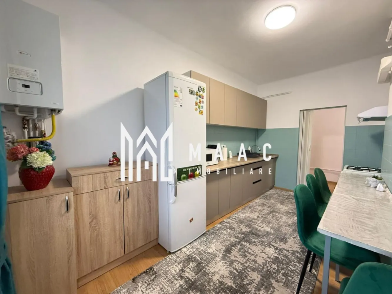 Apartament 1 camera | Etaj 1 | Decomandat | Curte | C. Noica - MAAC Imobiliare vă propune spre vânzare un apartament cu o cameră, decomandat, situat la etajul 1 al unei case cu regim de înălțime P+E+Pod, amplasată în una dintre cele mai apreciate zone centrale ale municipiului Sibiu, pe strada Constantin Noica nr. 2.

Cu o suprafață utilă de 51,14 mp și o terasă generoasă de 23,40 mp, această proprietate reprezintă alegerea ideală atât pentru locuire, cât și pentru investiție, fiind situată la doar 2 minute de mers pe jos de Piața Mare și în imediata apropiere a Facultății de Medicină.

Compartimentare:
hol de acces – 11,09 mp;
cameră spațioasă – 23,12 mp;
bucătărie – 11,27 mp;
cămară – 1,16 mp;
baie cu geam – 4,50 mp;
balcon-terasă – 23,40 mp.

Apartamentul este recent renovat și complet mobilat, fiind pregătit pentru mutare imediată sau pentru exploatare în regim hotelier. Beneficiază de finisaje moderne și de toate dotările necesare pentru un confort sporit.

Dotări și îmbunătățiri:
centrală termică nouă în condensare;
instalație electrică refăcută integral;
instalație sanitară înlocuită;
ferestre cu tâmplărie PVC și geam termopan;
pereți izolați cu termosistem de 10 cm;
acoperiș schimbat complet în urmă cu aproximativ 5 ani;
mobilier și electrocasnice incluse: aragaz, cuptor cu microunde, mașină de spălat, televizor, cafetieră.

Proprietatea face parte dintr-un imobil în care mai locuiesc doar patru familii și beneficiază de o curte comună de 1.623 mp, cu o cotă-parte de aproximativ 280 mp, existând posibilitatea parcării unui autoturism.

Un avantaj important îl reprezintă și spațiul din pod, aferent amprentei apartamentului, care oferă posibilitatea amenajării unei mansarde, cu respectarea prevederilor legale.

Poziționarea excelentă oferă acces rapid către Piața Mare, Facultatea de Medicină, magazine, restaurante, instituții de învățământ, bănci și mijloace de transport în comun.

Datorită amplasării ultracentrale, suprafeței generoase și posibilității de extindere, această proprietate reprezintă o oportunitate excelentă atât pentru locuință proprie, cât și pentru investiție, având un potențial ridicat pentru închiriere pe termen lung sau în regim hotelier.

Pentru mai multe informații sau pentru programarea unei vizionări, vă rugăm să ne contactați și să menționați ID-ul anunțului: CP3117932.