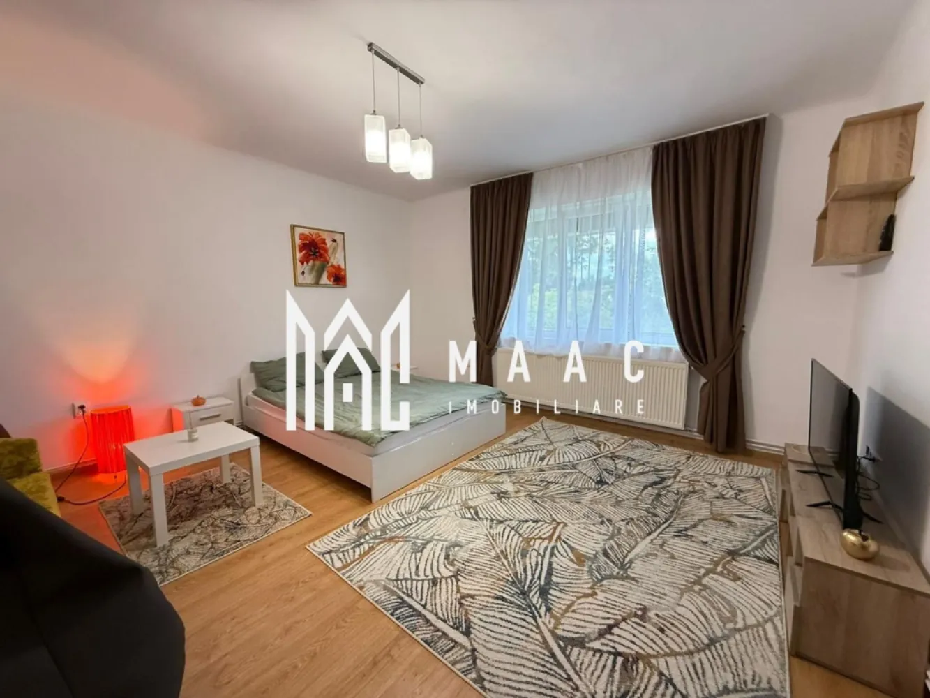 Apartament 1 camera | Etaj 1 | Decomandat | Curte | C. Noica - MAAC Imobiliare vă propune spre vânzare un apartament cu o cameră, decomandat, situat la etajul 1 al unei case cu regim de înălțime P+E+Pod, amplasată în una dintre cele mai apreciate zone centrale ale municipiului Sibiu, pe strada Constantin Noica nr. 2.

Cu o suprafață utilă de 51,14 mp și o terasă generoasă de 23,40 mp, această proprietate reprezintă alegerea ideală atât pentru locuire, cât și pentru investiție, fiind situată la doar 2 minute de mers pe jos de Piața Mare și în imediata apropiere a Facultății de Medicină.

Compartimentare:
hol de acces – 11,09 mp;
cameră spațioasă – 23,12 mp;
bucătărie – 11,27 mp;
cămară – 1,16 mp;
baie cu geam – 4,50 mp;
balcon-terasă – 23,40 mp.

Apartamentul este recent renovat și complet mobilat, fiind pregătit pentru mutare imediată sau pentru exploatare în regim hotelier. Beneficiază de finisaje moderne și de toate dotările necesare pentru un confort sporit.

Dotări și îmbunătățiri:
centrală termică nouă în condensare;
instalație electrică refăcută integral;
instalație sanitară înlocuită;
ferestre cu tâmplărie PVC și geam termopan;
pereți izolați cu termosistem de 10 cm;
acoperiș schimbat complet în urmă cu aproximativ 5 ani;
mobilier și electrocasnice incluse: aragaz, cuptor cu microunde, mașină de spălat, televizor, cafetieră.

Proprietatea face parte dintr-un imobil în care mai locuiesc doar patru familii și beneficiază de o curte comună de 1.623 mp, cu o cotă-parte de aproximativ 280 mp, existând posibilitatea parcării unui autoturism.

Un avantaj important îl reprezintă și spațiul din pod, aferent amprentei apartamentului, care oferă posibilitatea amenajării unei mansarde, cu respectarea prevederilor legale.

Poziționarea excelentă oferă acces rapid către Piața Mare, Facultatea de Medicină, magazine, restaurante, instituții de învățământ, bănci și mijloace de transport în comun.

Datorită amplasării ultracentrale, suprafeței generoase și posibilității de extindere, această proprietate reprezintă o oportunitate excelentă atât pentru locuință proprie, cât și pentru investiție, având un potențial ridicat pentru închiriere pe termen lung sau în regim hotelier.

Pentru mai multe informații sau pentru programarea unei vizionări, vă rugăm să ne contactați și să menționați ID-ul anunțului: CP3117932.