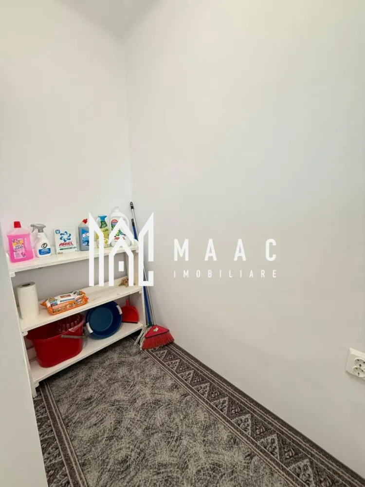 Apartament 1 camera | Etaj 1 | Decomandat | Curte | C. Noica - MAAC Imobiliare vă propune spre vânzare un apartament cu o cameră, decomandat, situat la etajul 1 al unei case cu regim de înălțime P+E+Pod, amplasată în una dintre cele mai apreciate zone centrale ale municipiului Sibiu, pe strada Constantin Noica nr. 2.

Cu o suprafață utilă de 51,14 mp și o terasă generoasă de 23,40 mp, această proprietate reprezintă alegerea ideală atât pentru locuire, cât și pentru investiție, fiind situată la doar 2 minute de mers pe jos de Piața Mare și în imediata apropiere a Facultății de Medicină.

Compartimentare:
hol de acces – 11,09 mp;
cameră spațioasă – 23,12 mp;
bucătărie – 11,27 mp;
cămară – 1,16 mp;
baie cu geam – 4,50 mp;
balcon-terasă – 23,40 mp.

Apartamentul este recent renovat și complet mobilat, fiind pregătit pentru mutare imediată sau pentru exploatare în regim hotelier. Beneficiază de finisaje moderne și de toate dotările necesare pentru un confort sporit.

Dotări și îmbunătățiri:
centrală termică nouă în condensare;
instalație electrică refăcută integral;
instalație sanitară înlocuită;
ferestre cu tâmplărie PVC și geam termopan;
pereți izolați cu termosistem de 10 cm;
acoperiș schimbat complet în urmă cu aproximativ 5 ani;
mobilier și electrocasnice incluse: aragaz, cuptor cu microunde, mașină de spălat, televizor, cafetieră.

Proprietatea face parte dintr-un imobil în care mai locuiesc doar patru familii și beneficiază de o curte comună de 1.623 mp, cu o cotă-parte de aproximativ 280 mp, existând posibilitatea parcării unui autoturism.

Un avantaj important îl reprezintă și spațiul din pod, aferent amprentei apartamentului, care oferă posibilitatea amenajării unei mansarde, cu respectarea prevederilor legale.

Poziționarea excelentă oferă acces rapid către Piața Mare, Facultatea de Medicină, magazine, restaurante, instituții de învățământ, bănci și mijloace de transport în comun.

Datorită amplasării ultracentrale, suprafeței generoase și posibilității de extindere, această proprietate reprezintă o oportunitate excelentă atât pentru locuință proprie, cât și pentru investiție, având un potențial ridicat pentru închiriere pe termen lung sau în regim hotelier.

Pentru mai multe informații sau pentru programarea unei vizionări, vă rugăm să ne contactați și să menționați ID-ul anunțului: CP3117932.