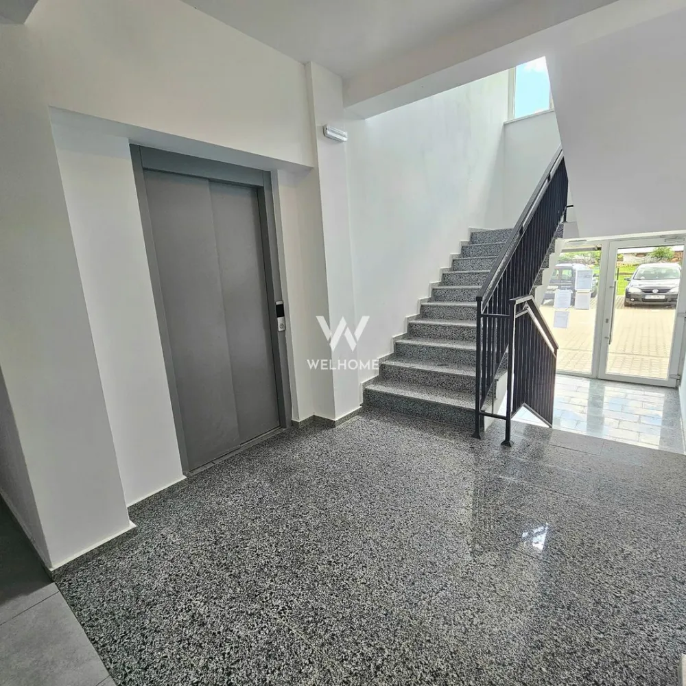 Apartament 3 camere decomandate Selimbar - Apartament 3 camere decomandate, zona Pictor Brana din Selimbar

- Suprafata utila: 71 mp + terasa 8 mp+ balcon de 3.4 mp
- Compartimentare: hol, Living spatios, 2 dormitoare, bucatarie inchisa, 2 bai
- Imobil dotat cu lift, regim de inaltime P+3 Etaje si Pod
- Interior semifinisat: pereti tencuiti, glutuiti, sapa pe pardosea, usa intrare metalica, geamuri termopan 3 foi de sticla, 3 garnituri, centrala termica in condensare cu incalzire in pardosea, instalatii electrice pana la faza de doza, balcon placat cu gresie si balustrade fier forjat.
- Exterior bloc - izolatie de 10 cm si decorativa, alei pavate, iluminat, camere supraveghere, spatii verzi si loc de joaca pentru copii
- Imobilul se vinde cu boxa depozitare (in POD) si un loc de parcare, incluse in pret

Pozele sunt cu titlu de prezentare!

PRET: 149.000 Euro