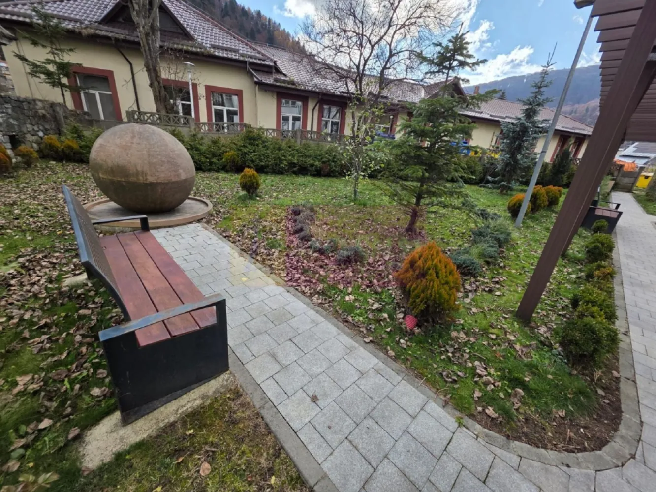 Apartament de vanzare cu 2 camere in Azuga - Agentia imobiliara Mervani, va invita sa vizionati un apartament cu 2 camere, decomandat, situat la demisolul unui bloc cu 3 etaje, in imediata apropiere a Primariei Azuga.

 Apartamentul are o suprafata utila de 47,4 mp, si un teren aferent de 272 mp. 

 Tamplaria apartamentului este din PVC. Apartamentul dispune de centrala termica.

 Camerele sunt spatioase si luminoase. 

 Compartimentare:

- camera de zi 

- dormitor

- hol

 - baie

 - bucatarie

Apartamentul se vinde mobilat si utilat.