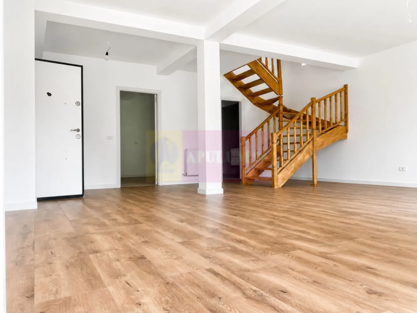 Duplex 4 camere , curte 250 mp, renovat 2025 — Mogoșoaia - Duplex de 122 mp într-o vilă din Mogoșoaia, Prelungirea Colentina, cu teren de 301 mp și curte de 250 mp — greu de găsit la casele din acest segment de preț. Construită în 2015, complet renovată în 2025: instalații, tâmplărie și finisaje noi, gata de mutat fără investiții suplimentare.
Parterul are living spațios cu acces în curte și bucătărie separată. La etaj: 3 dormitoare, 2 băi și balcon la două dintre camere. 
Zonă liniștită, aproape de lac și de Palatul Mogoșoaia, cu acces direct spre București, fără ocoliri prin sat. Stația de autobuz e la 1 minut de mers pe jos. 
Preț: 237,900 €. Comision 0% pentru cumpărător.
Pentru vizionare, sunați sau scrieți pe WhatsApp: 0733.683.453.