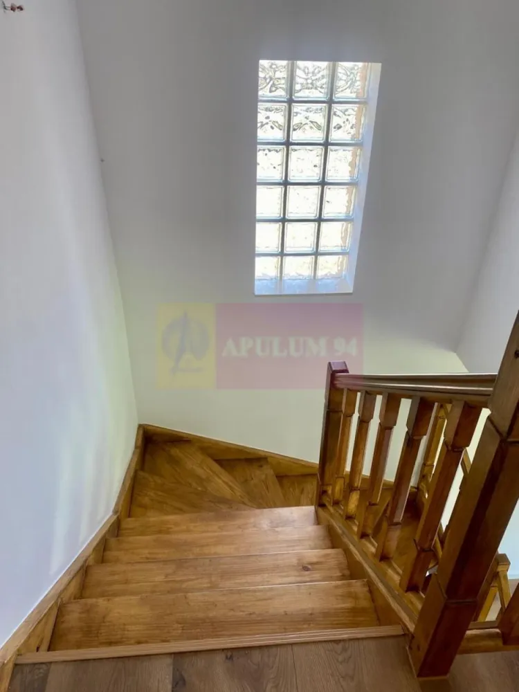 Duplex 4 camere , curte 250 mp, renovat 2025 — Mogoșoaia - Duplex de 122 mp într-o vilă din Mogoșoaia, Prelungirea Colentina, cu teren de 301 mp și curte de 250 mp — greu de găsit la casele din acest segment de preț. Construită în 2015, complet renovată în 2025: instalații, tâmplărie și finisaje noi, gata de mutat fără investiții suplimentare.
Parterul are living spațios cu acces în curte și bucătărie separată. La etaj: 3 dormitoare, 2 băi și balcon la două dintre camere. 
Zonă liniștită, aproape de lac și de Palatul Mogoșoaia, cu acces direct spre București, fără ocoliri prin sat. Stația de autobuz e la 1 minut de mers pe jos. 
Preț: 237,900 €. Comision 0% pentru cumpărător.
Pentru vizionare, sunați sau scrieți pe WhatsApp: 0733.683.453.