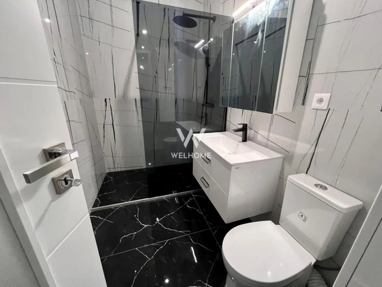 Apartament 3 camere decomandate Selimbar - Apartament 3 camere decomandate, zona Pictor Brana din Selimbar

- Suprafata utila: 71 mp + terasa 8 mp+ balcon de 3.4 mp
- Compartimentare: hol, Living spatios, 2 dormitoare, bucatarie inchisa, 2 bai
- Imobil dotat cu lift, regim de inaltime P+3 Etaje si Pod
- Interior semifinisat: pereti tencuiti, glutuiti, sapa pe pardosea, usa intrare metalica, geamuri termopan 3 foi de sticla, 3 garnituri, centrala termica in condensare cu incalzire in pardosea, instalatii electrice pana la faza de doza, balcon placat cu gresie si balustrade fier forjat.
- Exterior bloc - izolatie de 10 cm si decorativa, alei pavate, iluminat, camere supraveghere, spatii verzi si loc de joaca pentru copii
- Imobilul se vinde cu boxa depozitare (in POD) si un loc de parcare, incluse in pret

Pozele sunt cu titlu de prezentare!

PRET: 149.000 Euro