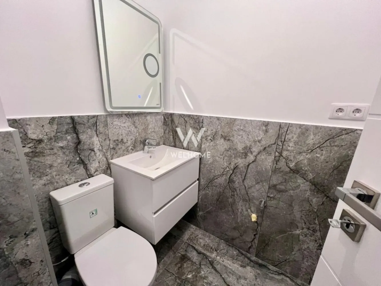 Apartament 3 camere decomandate Selimbar - Apartament 3 camere decomandate, zona Pictor Brana din Selimbar

- Suprafata utila: 71 mp + terasa 8 mp+ balcon de 3.4 mp
- Compartimentare: hol, Living spatios, 2 dormitoare, bucatarie inchisa, 2 bai
- Imobil dotat cu lift, regim de inaltime P+3 Etaje si Pod
- Interior semifinisat: pereti tencuiti, glutuiti, sapa pe pardosea, usa intrare metalica, geamuri termopan 3 foi de sticla, 3 garnituri, centrala termica in condensare cu incalzire in pardosea, instalatii electrice pana la faza de doza, balcon placat cu gresie si balustrade fier forjat.
- Exterior bloc - izolatie de 10 cm si decorativa, alei pavate, iluminat, camere supraveghere, spatii verzi si loc de joaca pentru copii
- Imobilul se vinde cu boxa depozitare (in POD) si un loc de parcare, incluse in pret

Pozele sunt cu titlu de prezentare!

PRET: 149.000 Euro