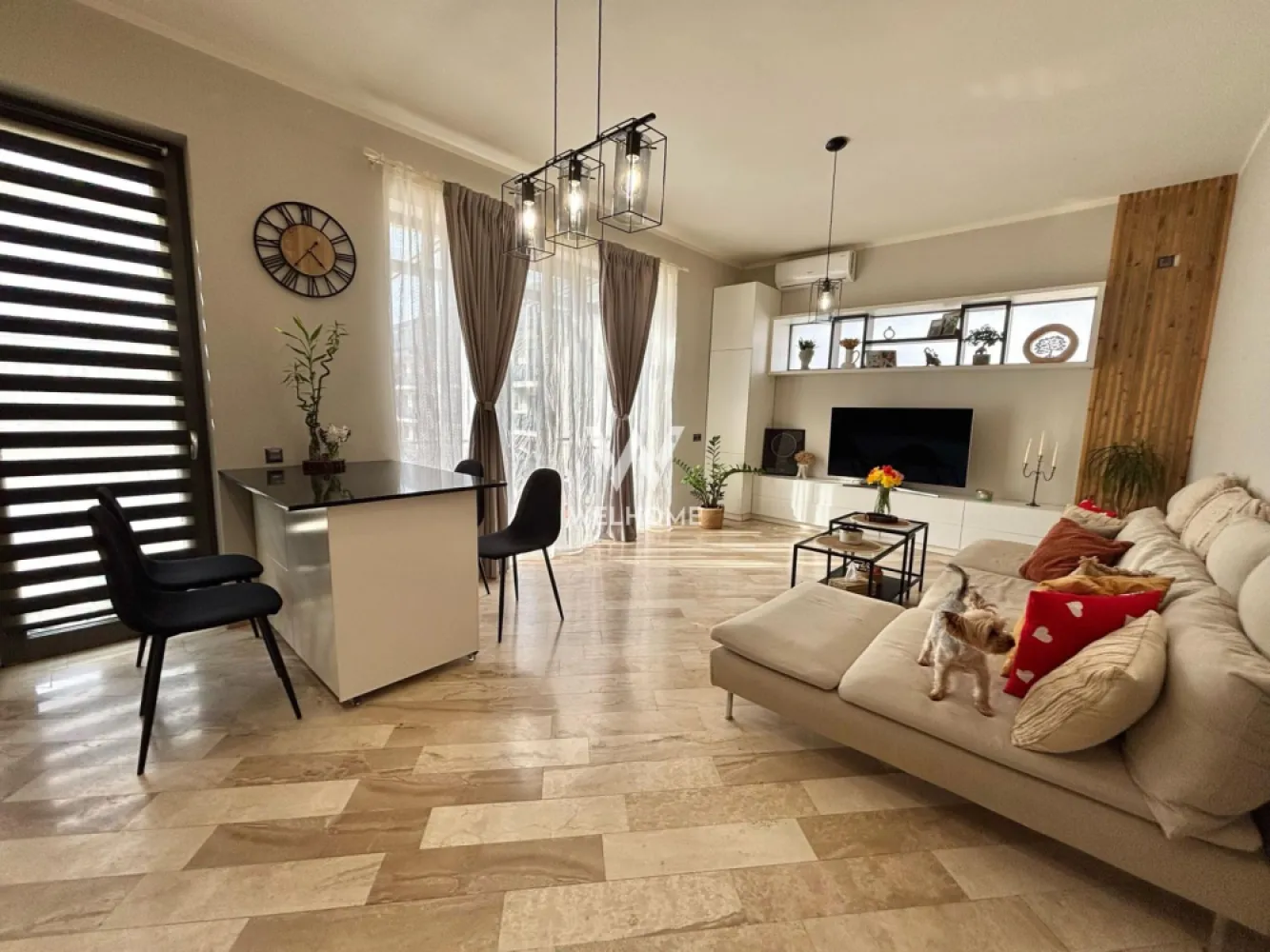 CONFORT la standarde inalte! Penthouse deosebit pe 2 niveluri zona Shopping City - Penthouse modern la VILĂ cu terasă generoasă în Șelimbăr

- Suprafață utilă: 81.85 mp, + 2 terase care însumează 61mp
Compartimentare:
Nivel 1: Antreu, living spațios cu bucătărie deschisă, dormitor matrimonial, dressing/spațiu de depozitare, baie cu geam și o terasă de 15 mp.
Nivel 2: Dormitor, baie și o terasă intimă de 47 mp.
Totodată pe terasă ai la dispozitie o bucatarie de vară, un loc perfect pentru momente de relaxare și distracție alături de cei dragi.
Imobilul beneficiază de acces separat, fiind repartizat pe 2 etaje/niveluri, alături de 2 locuri de parcare situate chiar în fața vilei. Finisat cu materiale de înaltă calitate, penthouse-ul se vinde complet mobilat, exact așa cum se observă în poze.
Apartamentul este dotat cu aer condiționat și incăzire in pardoseală.
Situat într-o zonă accesibilă și liniștită, in apropiere de centre comerciale, transport în comun, școli, restaurante etc. 

IDEAL pentru cei care caută un stil de viață modern și confortabil.

Pret: 212.000 Euro Negociabil
Detalii la telefon: 0747.639.802