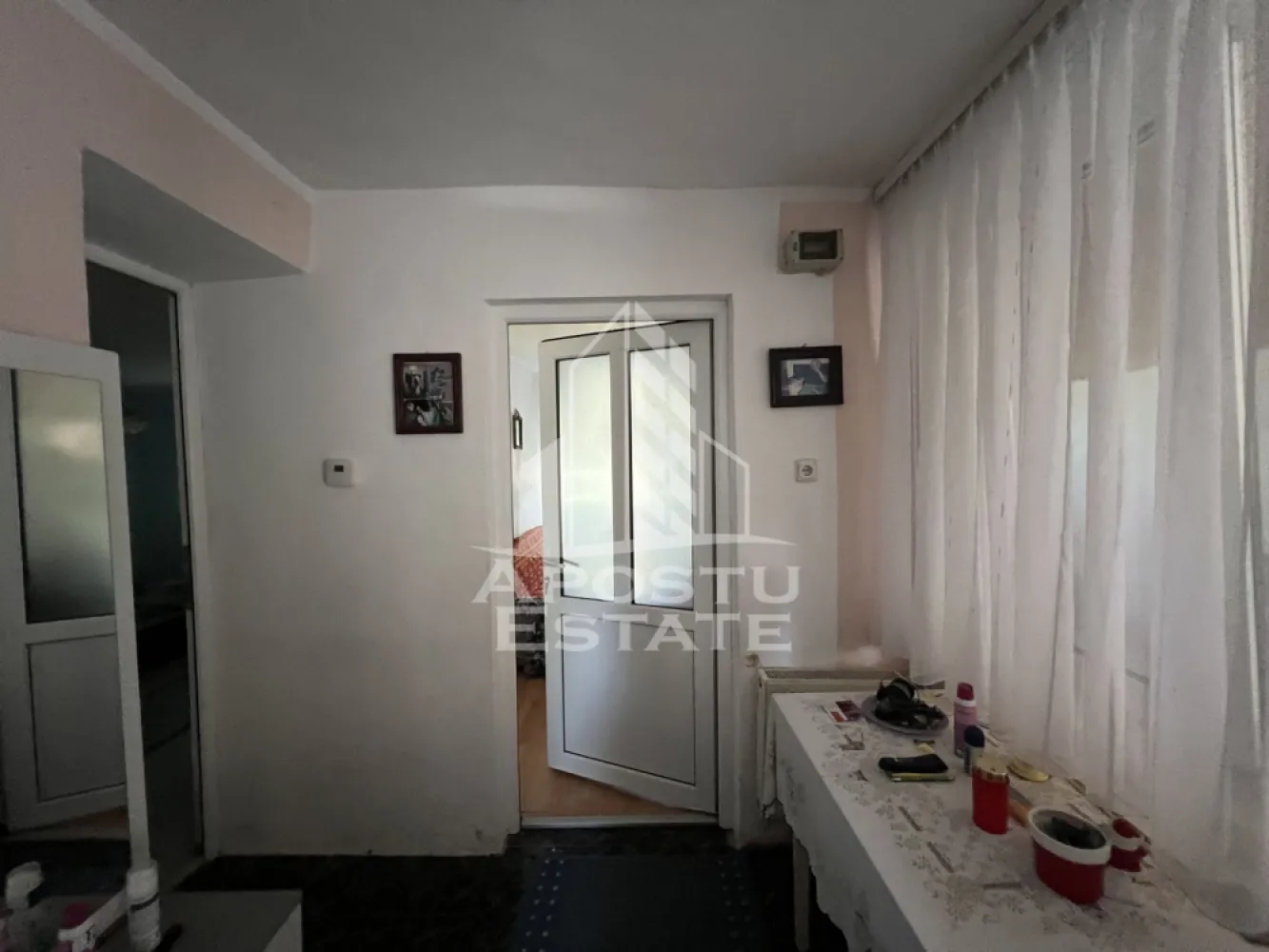 De vânzare casuta cu o pozitie extraordinara în zona Mehala Timisoara - Apostu Estate va propune spre vanzare o casa bine intretinuta cu o pozitie foarte buna aproape de catedrala din Mehala.
Casa poate fi impartita in doua apartamente. Casa de la strada e compartimentata in living, dormitor, camera, bucatarie, baie, iar casa din spate, ar avea alte trei incaperi care s-ar putea amenaja dupa cum se doreste.

Terenul este de 465 mp cu FS 11,5 ml, dar posibil sa existe o posibilitate de extindere a frontului stradal.

Pentru vizionare si vizionare va stau cu drag la dispoziție.