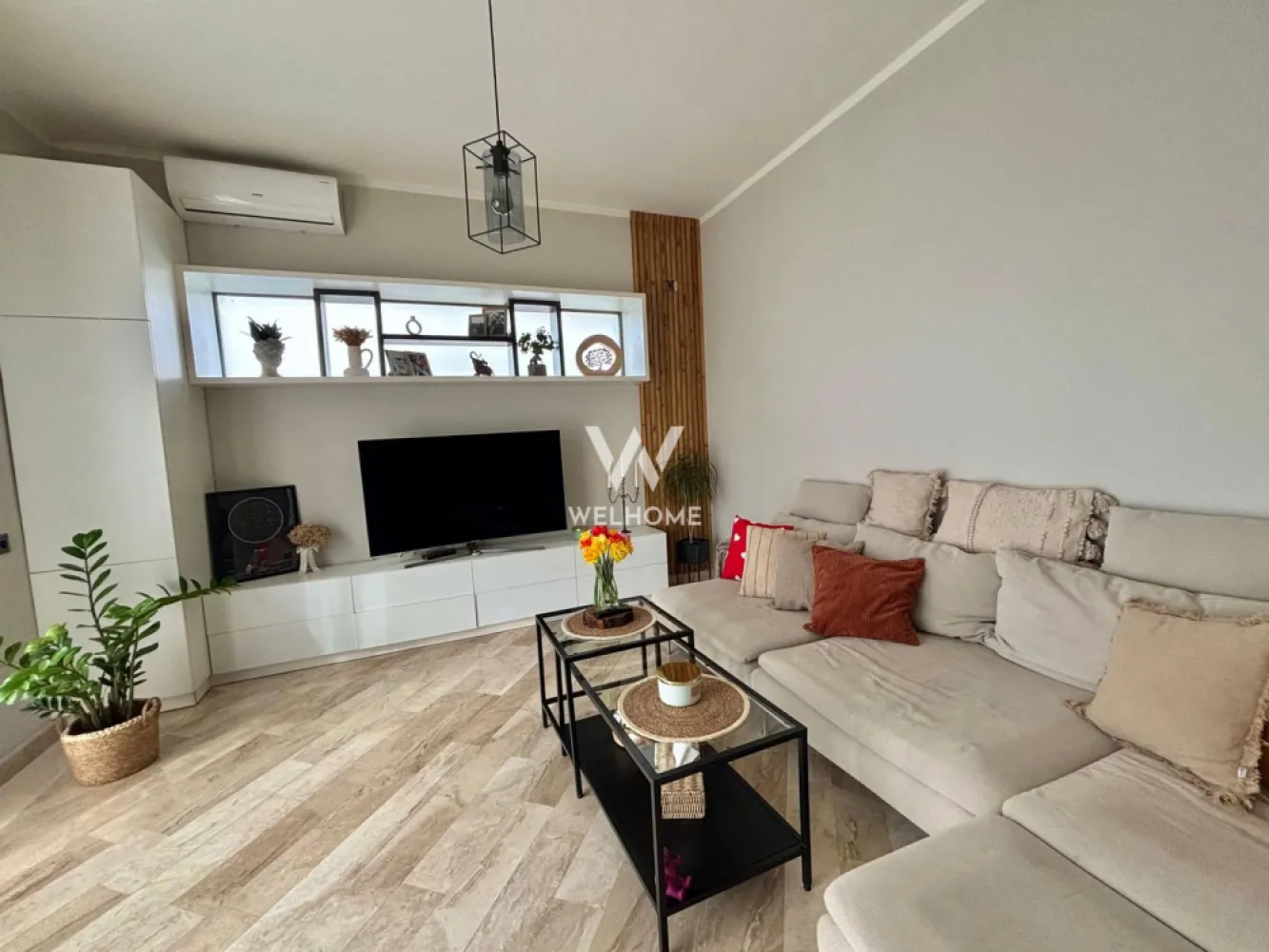 CONFORT la standarde inalte! Penthouse deosebit pe 2 niveluri zona Shopping City - Penthouse modern la VILĂ cu terasă generoasă în Șelimbăr

- Suprafață utilă: 81.85 mp, + 2 terase care însumează 61mp
Compartimentare:
Nivel 1: Antreu, living spațios cu bucătărie deschisă, dormitor matrimonial, dressing/spațiu de depozitare, baie cu geam și o terasă de 15 mp.
Nivel 2: Dormitor, baie și o terasă intimă de 47 mp.
Totodată pe terasă ai la dispozitie o bucatarie de vară, un loc perfect pentru momente de relaxare și distracție alături de cei dragi.
Imobilul beneficiază de acces separat, fiind repartizat pe 2 etaje/niveluri, alături de 2 locuri de parcare situate chiar în fața vilei. Finisat cu materiale de înaltă calitate, penthouse-ul se vinde complet mobilat, exact așa cum se observă în poze.
Apartamentul este dotat cu aer condiționat și incăzire in pardoseală.
Situat într-o zonă accesibilă și liniștită, in apropiere de centre comerciale, transport în comun, școli, restaurante etc. 

IDEAL pentru cei care caută un stil de viață modern și confortabil.

Pret: 212.000 Euro Negociabil
Detalii la telefon: 0747.639.802