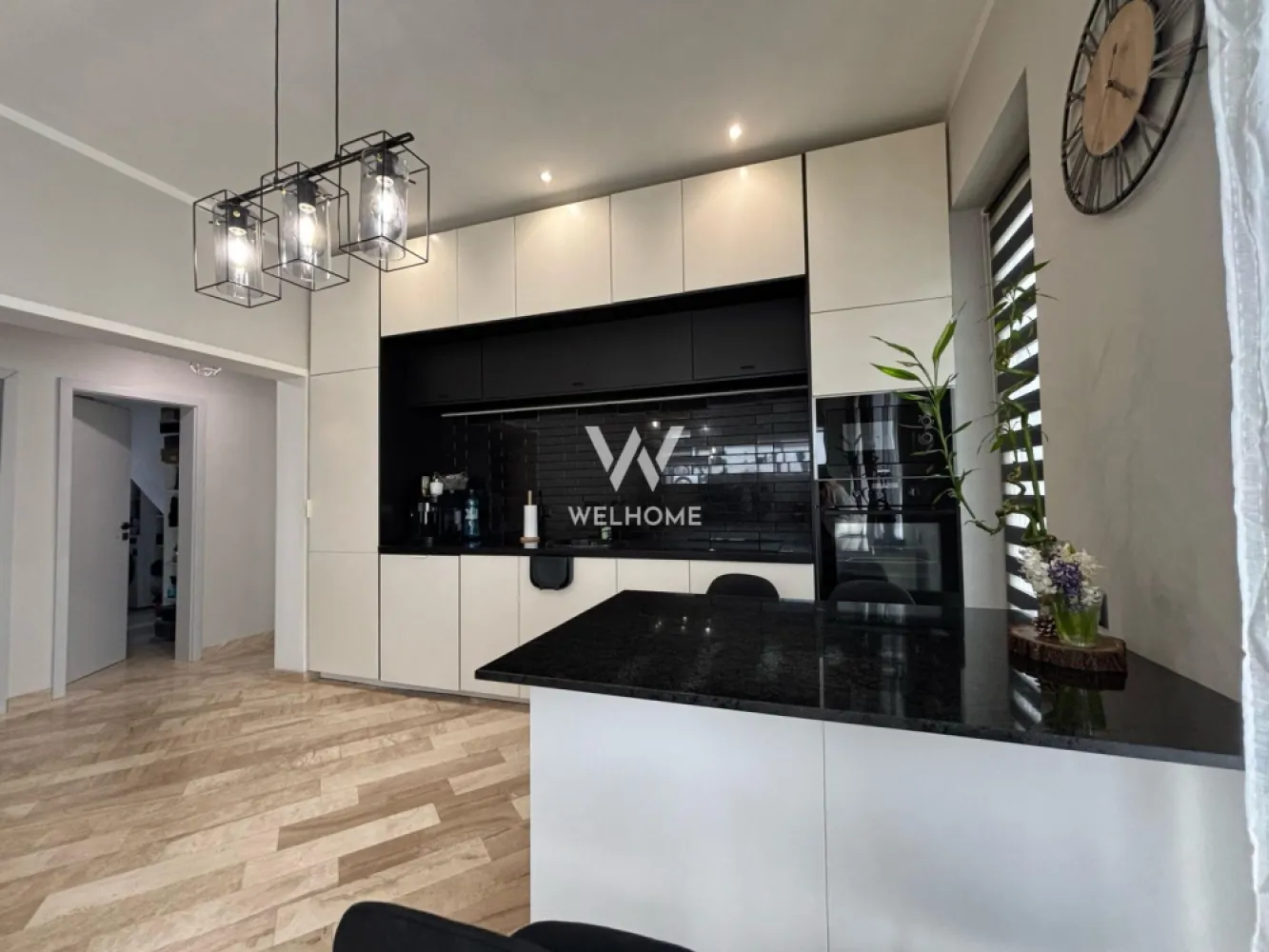 CONFORT la standarde inalte! Penthouse deosebit pe 2 niveluri zona Shopping City - Penthouse modern la VILĂ cu terasă generoasă în Șelimbăr

- Suprafață utilă: 81.85 mp, + 2 terase care însumează 61mp
Compartimentare:
Nivel 1: Antreu, living spațios cu bucătărie deschisă, dormitor matrimonial, dressing/spațiu de depozitare, baie cu geam și o terasă de 15 mp.
Nivel 2: Dormitor, baie și o terasă intimă de 47 mp.
Totodată pe terasă ai la dispozitie o bucatarie de vară, un loc perfect pentru momente de relaxare și distracție alături de cei dragi.
Imobilul beneficiază de acces separat, fiind repartizat pe 2 etaje/niveluri, alături de 2 locuri de parcare situate chiar în fața vilei. Finisat cu materiale de înaltă calitate, penthouse-ul se vinde complet mobilat, exact așa cum se observă în poze.
Apartamentul este dotat cu aer condiționat și incăzire in pardoseală.
Situat într-o zonă accesibilă și liniștită, in apropiere de centre comerciale, transport în comun, școli, restaurante etc. 

IDEAL pentru cei care caută un stil de viață modern și confortabil.

Pret: 212.000 Euro Negociabil
Detalii la telefon: 0747.639.802