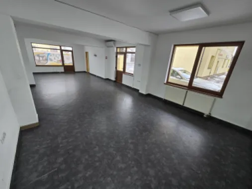 Spatiu comercial cu vitrină la strada si baie proprie