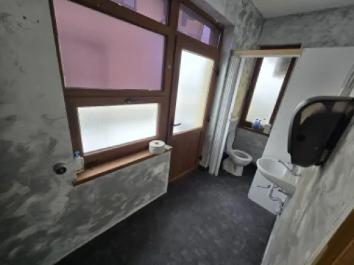 Spatiu comercial cu vitrină la strada si baie proprie