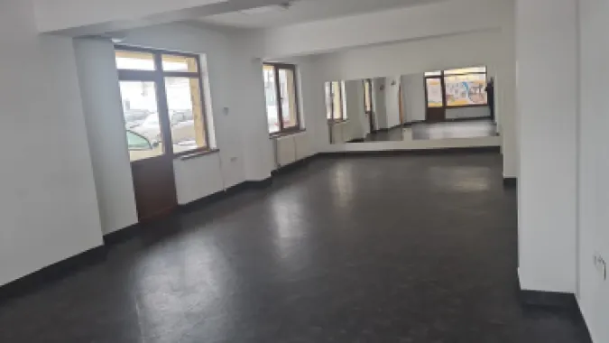 Spatiu comercial cu vitrină la strada si baie proprie