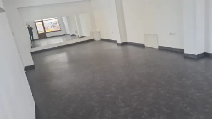 Spatiu comercial cu vitrină la strada si baie proprie