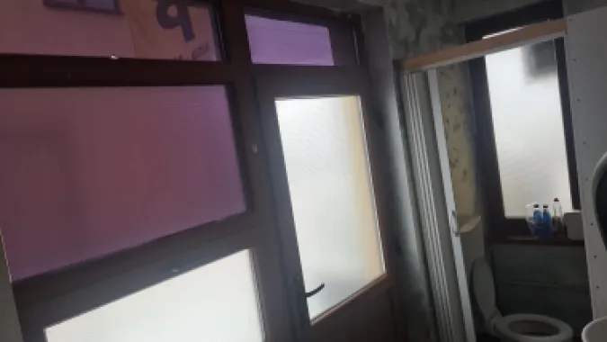 Spatiu comercial cu vitrină la strada si baie proprie