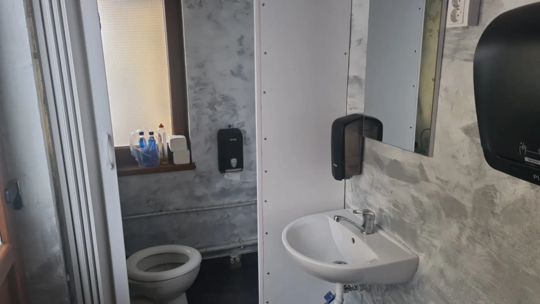 Spatiu comercial cu vitrină la strada si baie proprie