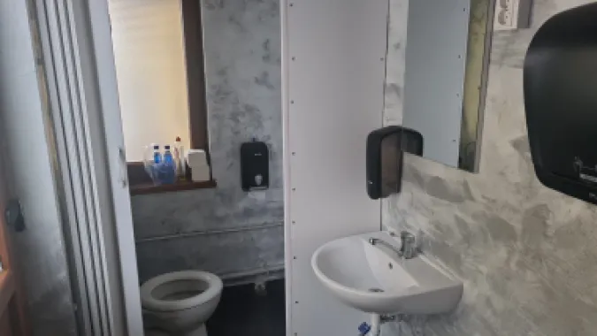 Spatiu comercial cu vitrină la strada si baie proprie