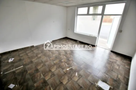Spatiu comercial cu vitrină la strada si baie proprie