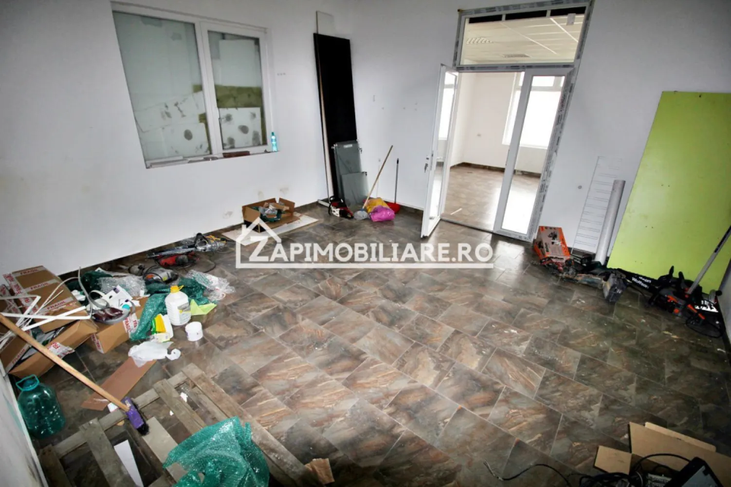 Spatiu comercial cu vitrină la strada si baie proprie