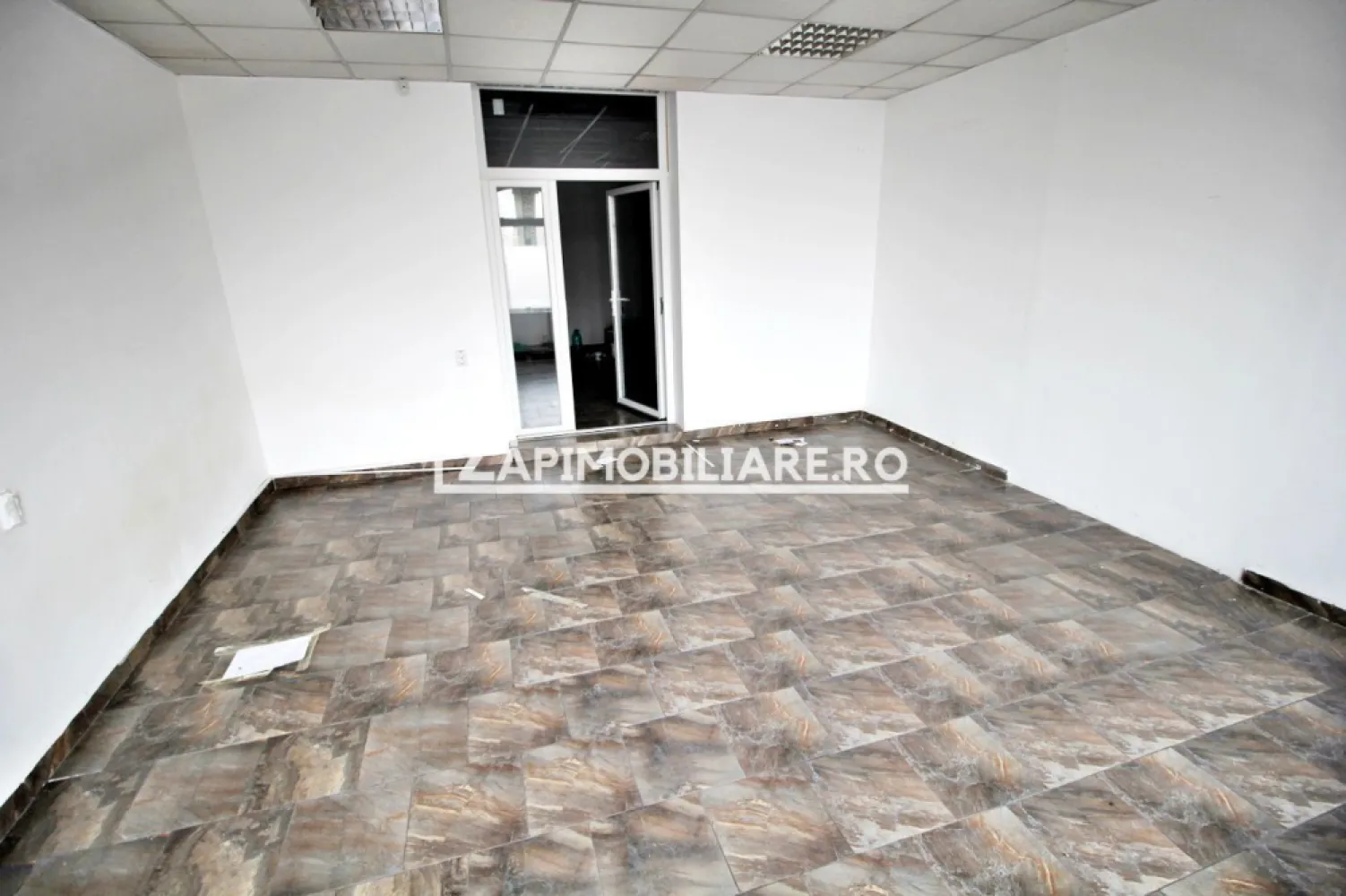 Spatiu comercial cu vitrină la strada si baie proprie