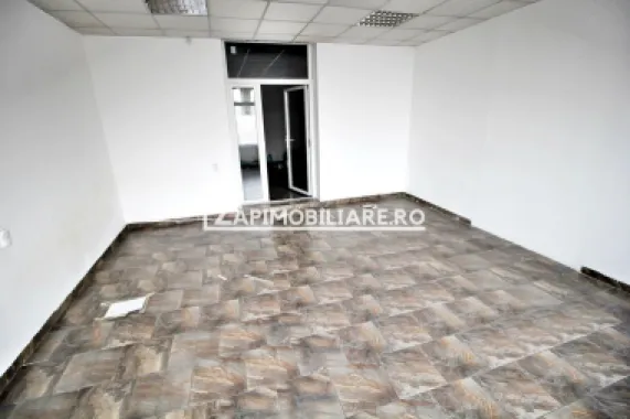 Spatiu comercial cu vitrină la strada si baie proprie