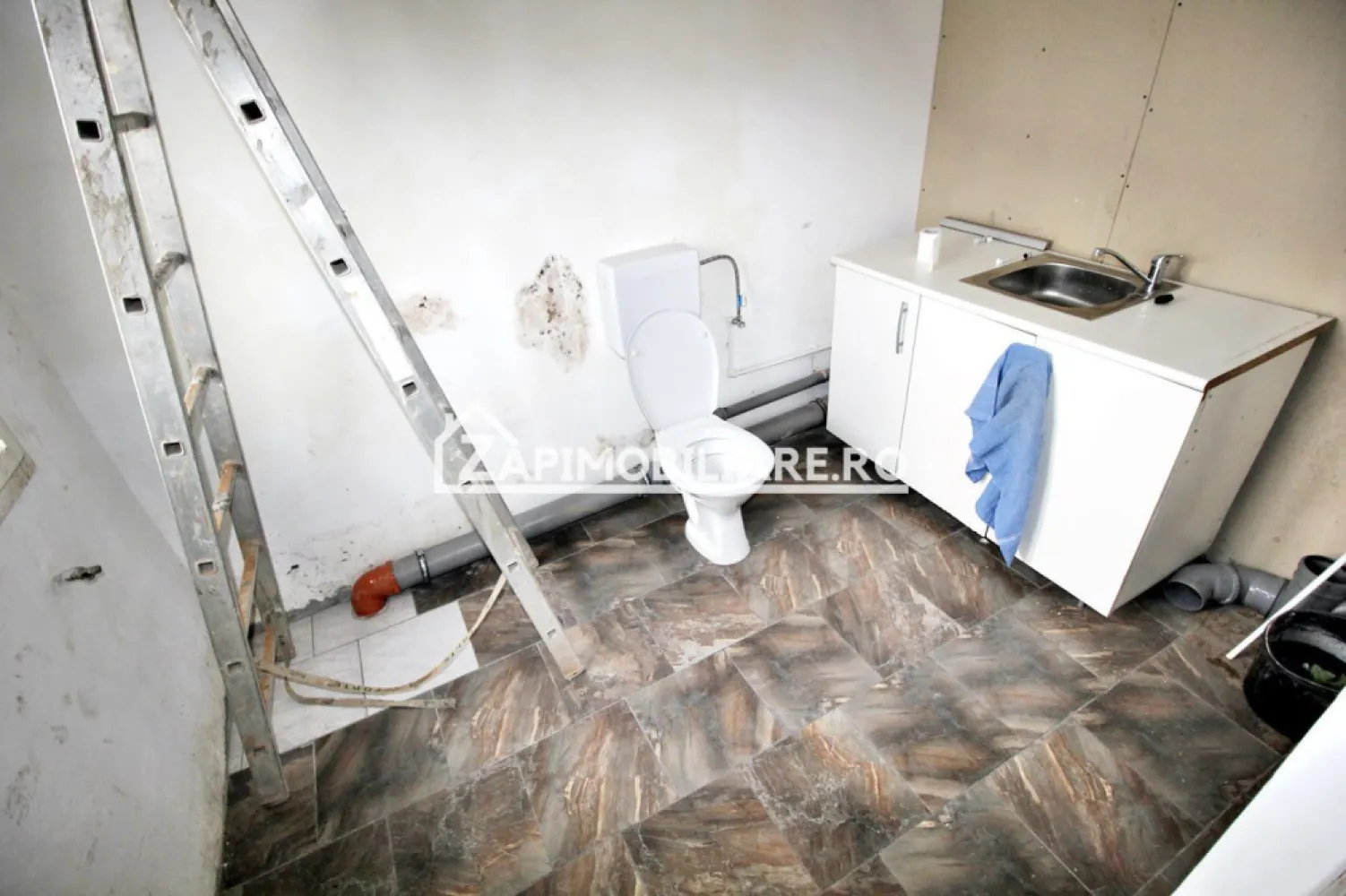Spatiu comercial cu vitrină la strada si baie proprie