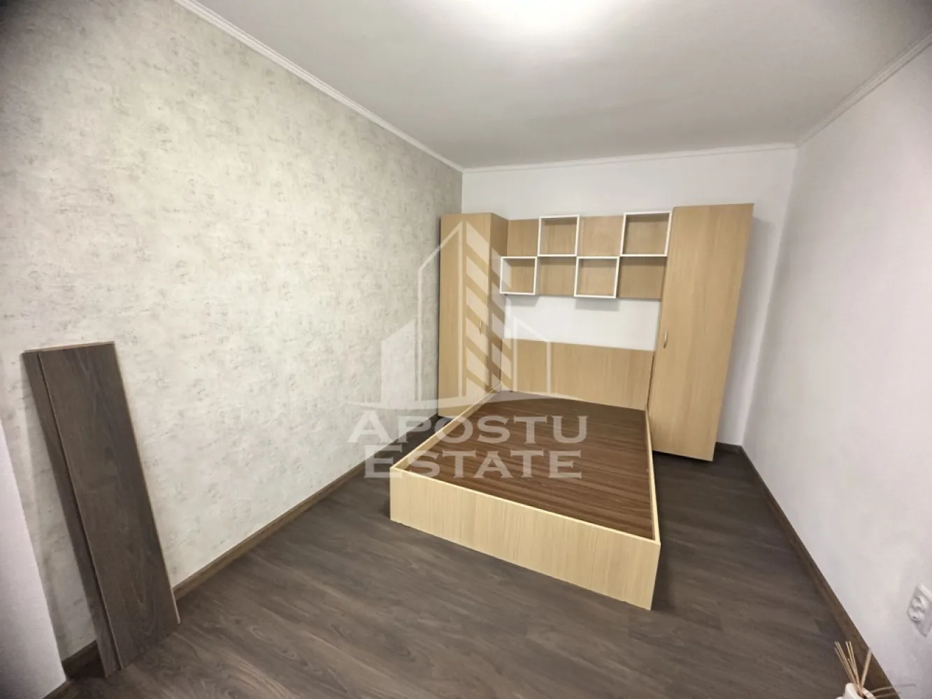 Apartament cu 2 camere, zona Girocului, 42 mp, Centrala proprie - Agentia imobiliara APOSTU ESTATE va propune spre vanzare un apartament cu 2 camere, in zona Calea Giroculuii din Timisoara, judetul Timis, o zona apreciata pentru accesul facil catre mijloacele de transport, centre comerciale si numeroase puncte de interes.    

Locuinta are o suprafata utila de 42 mp.

    Compartimentare eficienta:     
-Hol de acces.
  -Bucatarie inchisa, mobilata si utilata.
  -Living room luminos, mobilat.
-Dormitor matrimonial, mobilat.
-Baie dotata cu cada si aerisire naturala.

    Dotari si beneficii:
    -Incalzire prin centrala proprie.
-Se vinde complet mobilat si utilat.
-Geamuri termopan.  
-Usa metalica la intrare.  
-Disponibil imediat.    

Pozitie excelenta:    

-acces rapid catre mijloacele de transport in comun.  -in apropiere de magazine, farmacii, banci, liceu, gradinita si alte facilitati.  
-conexiune facila catre principalele artere ale orasului.  
-Apartamentul este ideal atat pentru locuinta proprie, cat si pentru investitie, datorita amplasarii avantajoase si a costurilor reduse de exploatare.    

Pretul este negociabil.

    Agentia imobiliara Apostu Estate va ofera consultanta bancara gratuita prin intermediul colaboratorilor nostri pentru alegerea celui mai potrivit tip de credit, astfel incat tu sa devii noul proprietar al acestei proprietati.

    Va asteptam cu drag la o vizionare!   ID intern: CP3210004