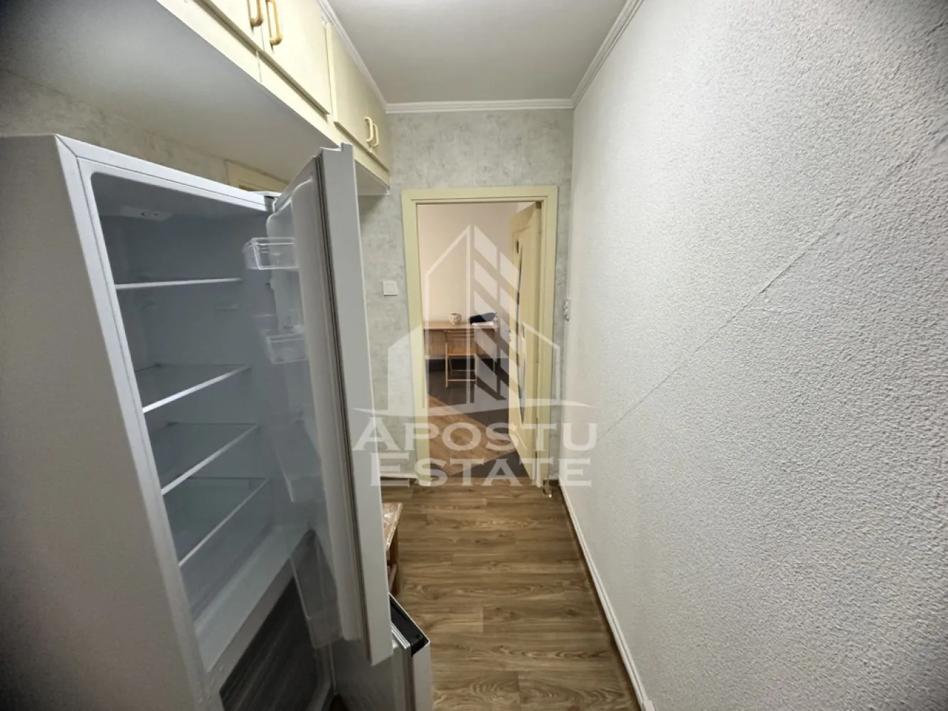 Apartament cu 2 camere, zona Girocului, 42 mp, Centrala proprie - Agentia imobiliara APOSTU ESTATE va propune spre vanzare un apartament cu 2 camere, in zona Calea Giroculuii din Timisoara, judetul Timis, o zona apreciata pentru accesul facil catre mijloacele de transport, centre comerciale si numeroase puncte de interes.    

Locuinta are o suprafata utila de 42 mp.

    Compartimentare eficienta:     
-Hol de acces.
  -Bucatarie inchisa, mobilata si utilata.
  -Living room luminos, mobilat.
-Dormitor matrimonial, mobilat.
-Baie dotata cu cada si aerisire naturala.

    Dotari si beneficii:
    -Incalzire prin centrala proprie.
-Se vinde complet mobilat si utilat.
-Geamuri termopan.  
-Usa metalica la intrare.  
-Disponibil imediat.    

Pozitie excelenta:    

-acces rapid catre mijloacele de transport in comun.  -in apropiere de magazine, farmacii, banci, liceu, gradinita si alte facilitati.  
-conexiune facila catre principalele artere ale orasului.  
-Apartamentul este ideal atat pentru locuinta proprie, cat si pentru investitie, datorita amplasarii avantajoase si a costurilor reduse de exploatare.    

Pretul este negociabil.

    Agentia imobiliara Apostu Estate va ofera consultanta bancara gratuita prin intermediul colaboratorilor nostri pentru alegerea celui mai potrivit tip de credit, astfel incat tu sa devii noul proprietar al acestei proprietati.

    Va asteptam cu drag la o vizionare!   ID intern: CP3210004