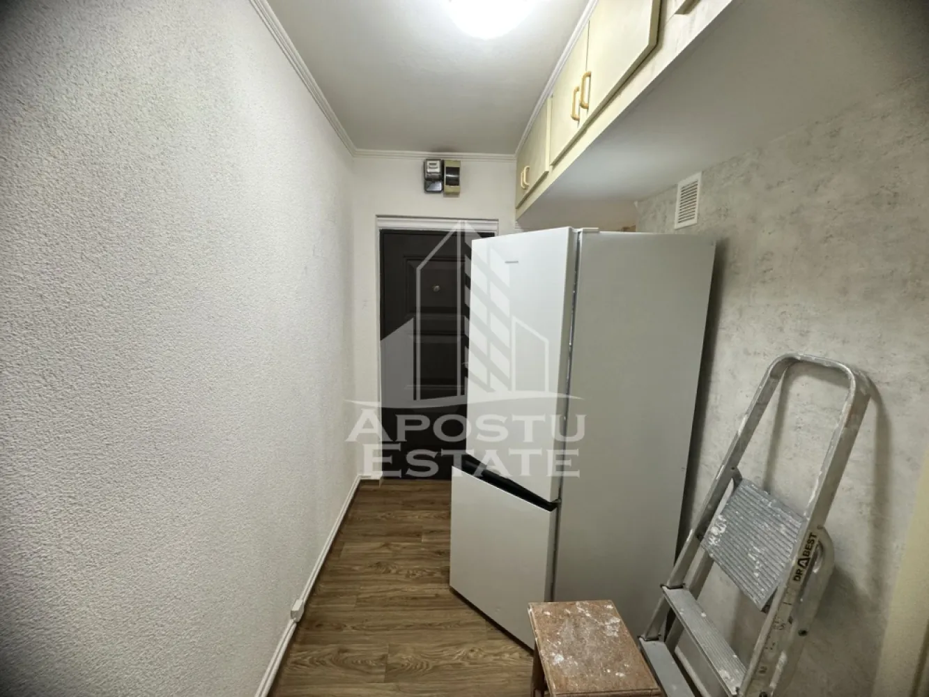 Apartament cu 2 camere, zona Girocului, 42 mp, Centrala proprie - Agentia imobiliara APOSTU ESTATE va propune spre vanzare un apartament cu 2 camere, in zona Calea Giroculuii din Timisoara, judetul Timis, o zona apreciata pentru accesul facil catre mijloacele de transport, centre comerciale si numeroase puncte de interes.    

Locuinta are o suprafata utila de 42 mp.

    Compartimentare eficienta:     
-Hol de acces.
  -Bucatarie inchisa, mobilata si utilata.
  -Living room luminos, mobilat.
-Dormitor matrimonial, mobilat.
-Baie dotata cu cada si aerisire naturala.

    Dotari si beneficii:
    -Incalzire prin centrala proprie.
-Se vinde complet mobilat si utilat.
-Geamuri termopan.  
-Usa metalica la intrare.  
-Disponibil imediat.    

Pozitie excelenta:    

-acces rapid catre mijloacele de transport in comun.  -in apropiere de magazine, farmacii, banci, liceu, gradinita si alte facilitati.  
-conexiune facila catre principalele artere ale orasului.  
-Apartamentul este ideal atat pentru locuinta proprie, cat si pentru investitie, datorita amplasarii avantajoase si a costurilor reduse de exploatare.    

Pretul este negociabil.

    Agentia imobiliara Apostu Estate va ofera consultanta bancara gratuita prin intermediul colaboratorilor nostri pentru alegerea celui mai potrivit tip de credit, astfel incat tu sa devii noul proprietar al acestei proprietati.

    Va asteptam cu drag la o vizionare!   ID intern: CP3210004
