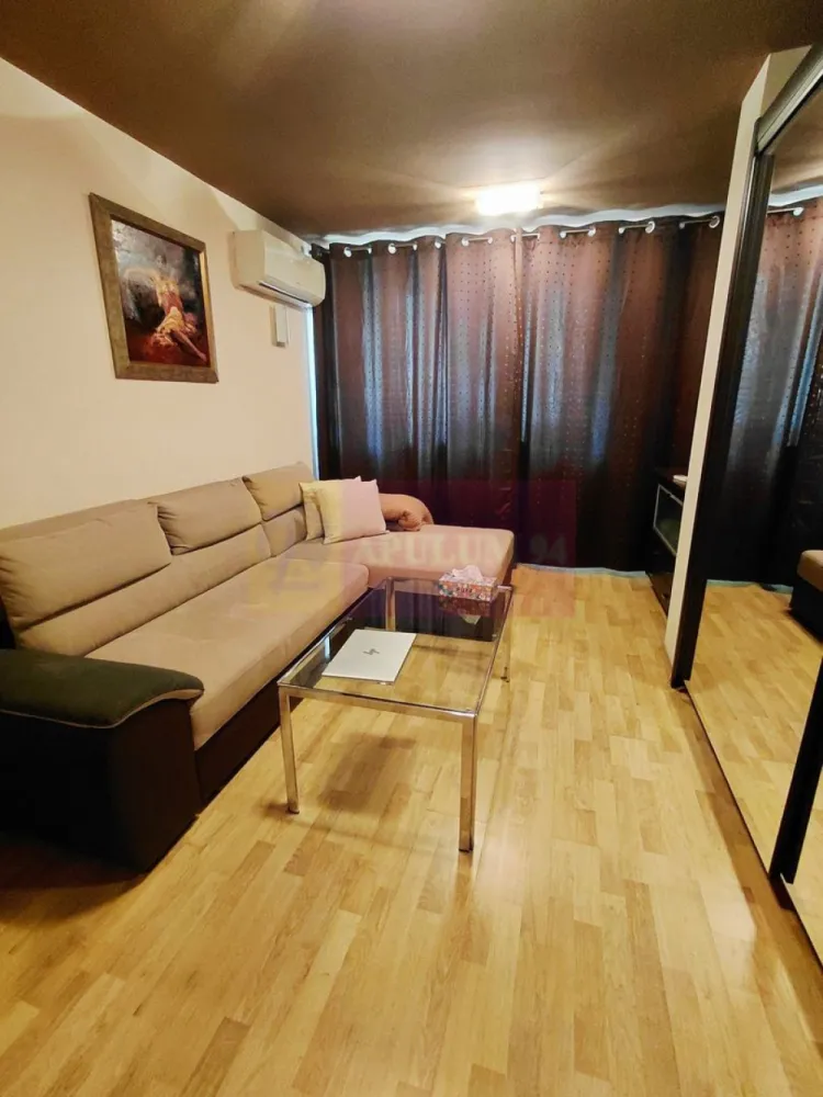 Apartament4 camere pe bd 13Septembrie stradal-Marriott, gresie VERSACE - Va oferim spre vanzare un apartament de 4 camere stradal pe bd 13 Septembrie-Marriott la etajul 1/8, cu o suprafata de 100mp, blocul din 1986, renovat si utilat complet cu faianta si gresie VERSACE si CHRISTIAN DIOR, blatul de la bucatarie din Onix si Marmura, Oglinda baie de PHILIPPE STARCK, robineti LA TORRE, masa bucatarie 8 persoane cu picioare din lemn de NUC, pereti cu granit si marmura egipteana, mobilat si utilat complet MOBEXPERT, masina spalat vase si rufe. 
Apartamentul are doua grupuri sanitare cu aerisire naturala cu geam, cada JACUZZI si dus in baia de serviciu. 
Bucataria este deschisa intr-un living generos.
Vederea apartamentului este pe ambele parti fata si spate si este foarte luminos nefiind umbrit de perdeaua pomilor.
Se vinde doar cu banii cash.
Pentru detalii si vizionari contactati agentul Dona Camelia 0733683461.
