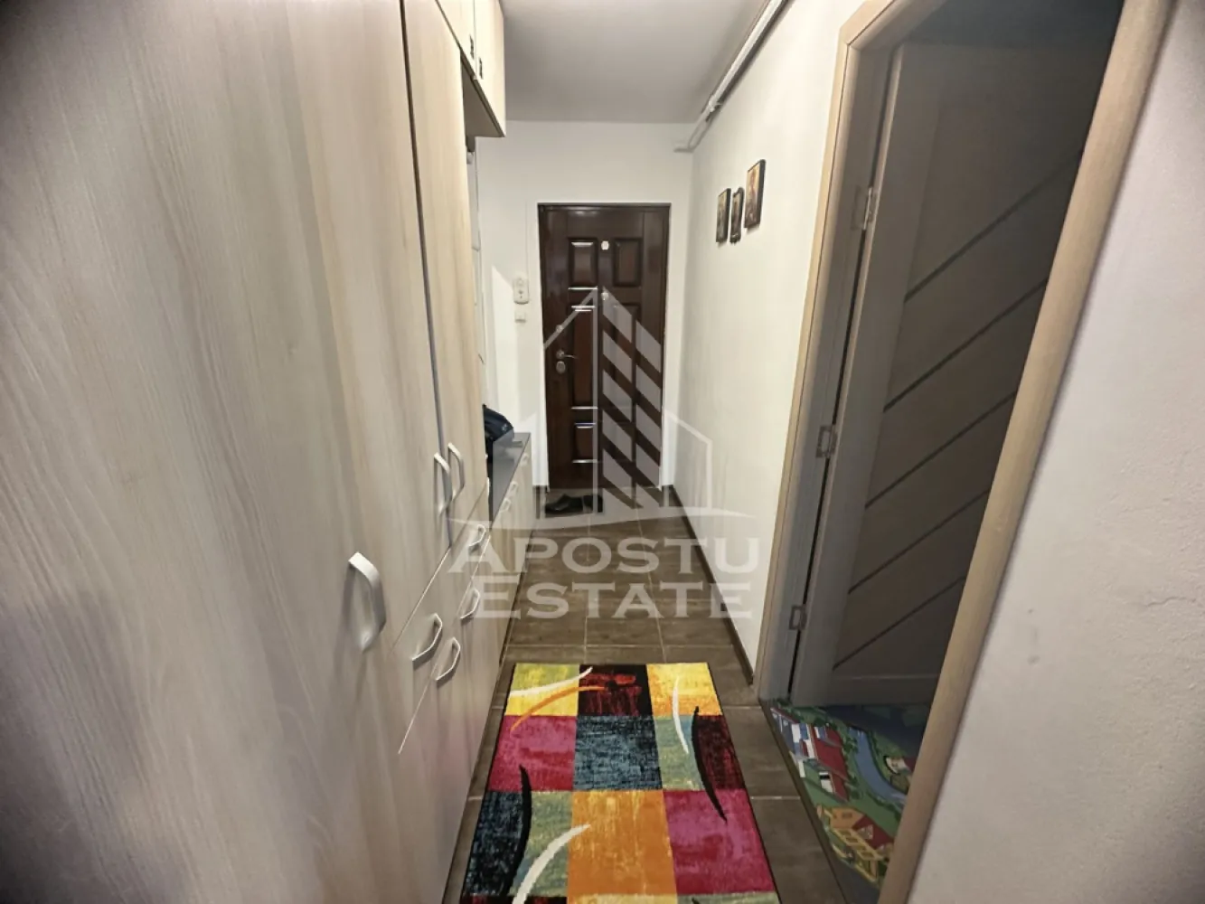 Apartament cu 3 camere, zona Buziasului, 55 mp, Centrala proprie - Agentia imobiliara APOSTU ESTATE va propune spre vanzare un apartament cu 3 camere, in zona Calea Buziasului din Timisoara, judetul Timis, o zona apreciata pentru accesul facil catre mijloacele de transport, centre comerciale si numeroase puncte de interes.    

Locuinta are o suprafata utila de 55 mp.

    Compartimentare eficienta:     
-Hol de acces.
  -Camera copiilor.
  -Living room luminos, mobilat.
-Bucatarie mobilata si utilata.
-Dormitor matrimonial cu acces catre balcon.

-Baie cu cada si aerisire naturala.

    Dotari si beneficii:
    -Incalzire prin centrala proprie.
  
-Se vinde complet mobilat si utilat.
-Geamuri termopan.  
-Usa metalica la intrare.  
-Disponibil imediat.    

Pozitie excelenta:    

-acces rapid catre mijloacele de transport in comun.  -in apropiere de magazine, farmacii, banci, liceu, gradinita si alte facilitati.  
-conexiune facila catre principalele artere ale orasului.  
-Apartamentul este ideal atat pentru locuinta proprie, cat si pentru investitie, datorita amplasarii avantajoase si a costurilor reduse de exploatare.    

Pretul este negociabil.

    Agentia imobiliara Apostu Estate va ofera consultanta bancara gratuita prin intermediul colaboratorilor nostri pentru alegerea celui mai potrivit tip de credit, astfel incat tu sa devii noul proprietar al acestei proprietati.

    Va asteptam cu drag la o vizionare!   ID intern: CP3207706