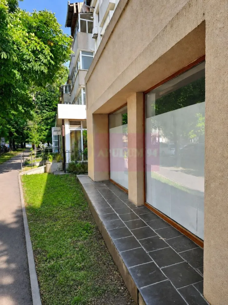 Spațiu comercial 59 mp + terasă exterioară 35 mp, Focsani, central - Spațiu comercial de 59 mp, situat la parterul Bloc 1, str. Mareșal I. Antonescu (colț cu str. Al. Vlahuța), Focșani. Beneficiază de terasă exterioară dalată de 35 mp, ideală pentru extindere pe timp de vară.
Fost punct de lucru Casa Pariurilor, locație cu vad deja creat, vizibilitate stradală din două direcții.
- Toate utilitatile, 1 grup sanitar, sistem alarma, supraveghere video.
- incapere 47 mp + incapere 12 mp + terasa.
Se cauta chiriaș cu activitate stabilă, interesat de colaborare pe termen lung.
Chirie: 1.000 €/lună. Garanție: 1 lună chirie. Comision 0 chirias.
Tel: 0733683453