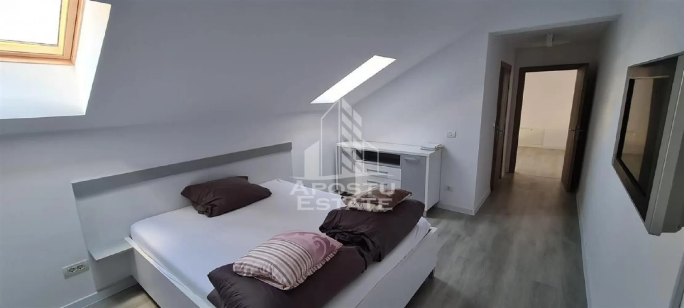 Apartament cu 3 camere,de inchiriat, Giroc,Timisoara - Agentia imobiliara APOSTU ESTATE va propune spre inchiriere un apartament cu 3 camere, confort 1, open space, situat la etajul 3/3 in localitatea Giroc.

Imobilul se intinde pe o suprafata utila de 110mp si este compartimentat astfel:
- hol de acces
- living luminos si spatios
- 2 dormitoare complet mobilate
- bucatarie complet mobilata si utilata
- 2 bai
- balcon

Confortul termic se realizeaza prin intermediul centralei termice pe gaz

Vecinatati:
- Mega Image Lidl Penny
- Poligon MAG Tehnica
- Sinsay Pepco
- Mijloace de transport in comun

Animalele de companie nu sunt acceptate de catre proprietar!
Preț;520 euro

Va asteptam cu drag la o vizionare!
ID intern: CP3212558!