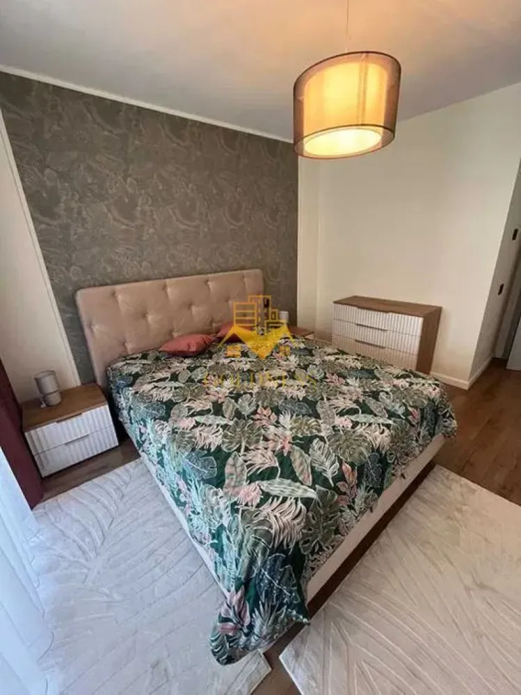 2 camere semidecomandate, Premium, Parcare, Elite City, Iris, Lidl - GOLDNESS Imobiliare vă propune spre închiriere un apartament cu 2 camere complet mobilat și utilat, la etajul 3 într-un imobil de 7 etaje, în Cartierul Iris.
Dispune de loc de parcare subterana!
Se află în apropierea stațiilor de transport în comun, magazine, restaurante, spații verzi, farmacii, etc. 

Apartamentul este compartimentat astfel:
 - dormitor cu pat matrimonial, noptiere
 - living cu canapea extensibila, dressing, comoda tv, televizor, aer conditionat, loc de servit masa
 - bucatarie complet utilată și mobilată, loc de servit masa 
 - baie cu dus walk-in, calorifer port prosop și dulap generos pentru depozitare.
 - terasa de 13 mp.

Imobilul este dotat cu toate cele necesare- centrală proprie, frigider, aragaz, hotă, mașină de spălat haine cu uscator, masina de spalat vase, aer conditionat, etc. 

Dacă sunteți interesați de acest apartament și doriți să îl vizionați, dar și pentru alte oferte nu ezitați să ne contactați telefonic sau prin e-mail. Vă stăm la dispoziție!
Pentru intermediere se percepe un comision de 50% din prețul chiriei!