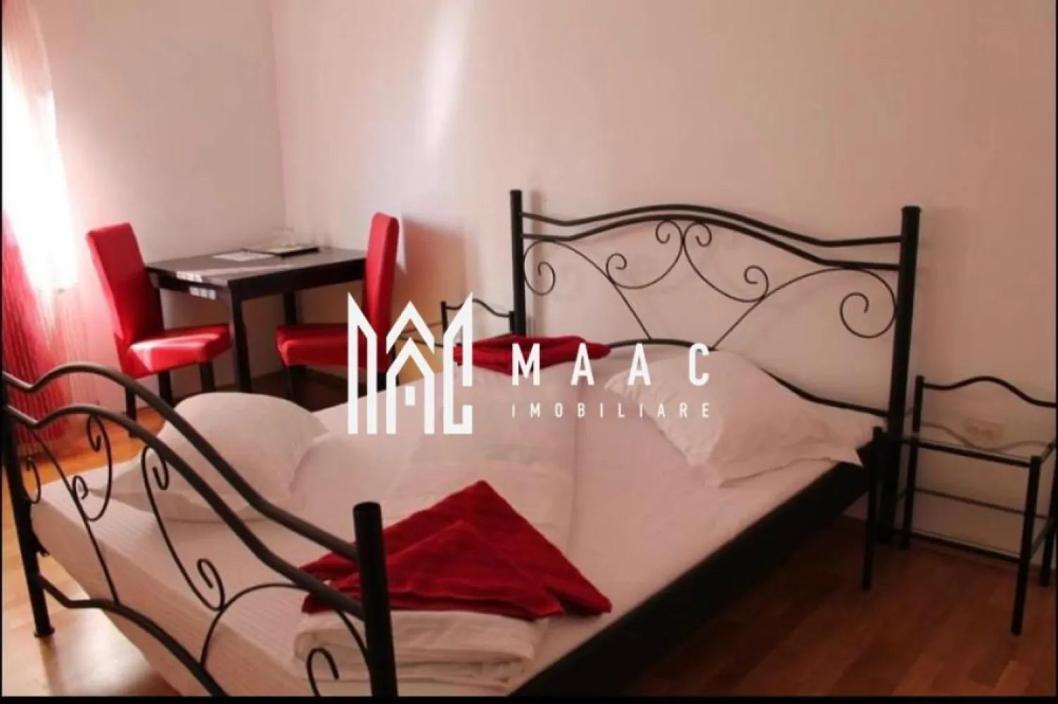 Casă spațioasă | 250 mp utili | 8 camere | Curte cu filigorie - MAAC Imobiliare vă propune spre vânzare o proprietate generoasă, ideală atât pentru locuință, cât și pentru activități precum pensiune, închiriere sau alte investiții, situată în Sibiu.

Caracteristici principale
 • Suprafață utilă: 250 mp
 • 8 camere, fiecare cu baie proprie
 • bucătărie
 • compartimentare practică, ideală pentru multiple utilizări

Teren și exterior
 • teren în suprafață de 272 mp
 • curte proprie
 • filigorie – perfectă pentru relaxare

Avantaje
 • potrivită pentru locuință multifamilială
 • ideală pentru pensiune sau investiție
 • spații generoase și bine organizate
 • curte amenajată pentru petrecerea timpului liber

Această proprietate oferă flexibilitate și potențial ridicat, fiind o alegere excelentă pentru cei care caută o investiție sigură.

 Pentru mai multe detalii sau pentru programarea unei vizionări, vă rugăm să ne contactați și să menționați ID-ul proprietății: CP2889903