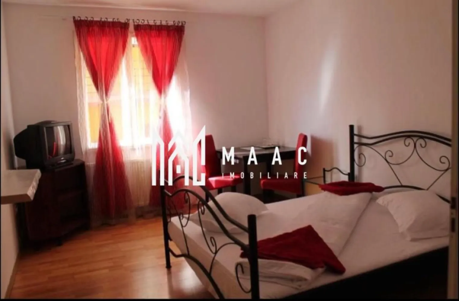 Casă spațioasă | 250 mp utili | 8 camere | Curte cu filigorie - MAAC Imobiliare vă propune spre vânzare o proprietate generoasă, ideală atât pentru locuință, cât și pentru activități precum pensiune, închiriere sau alte investiții, situată în Sibiu.

Caracteristici principale
 • Suprafață utilă: 250 mp
 • 8 camere, fiecare cu baie proprie
 • bucătărie
 • compartimentare practică, ideală pentru multiple utilizări

Teren și exterior
 • teren în suprafață de 272 mp
 • curte proprie
 • filigorie – perfectă pentru relaxare

Avantaje
 • potrivită pentru locuință multifamilială
 • ideală pentru pensiune sau investiție
 • spații generoase și bine organizate
 • curte amenajată pentru petrecerea timpului liber

Această proprietate oferă flexibilitate și potențial ridicat, fiind o alegere excelentă pentru cei care caută o investiție sigură.

 Pentru mai multe detalii sau pentru programarea unei vizionări, vă rugăm să ne contactați și să menționați ID-ul proprietății: CP2889903