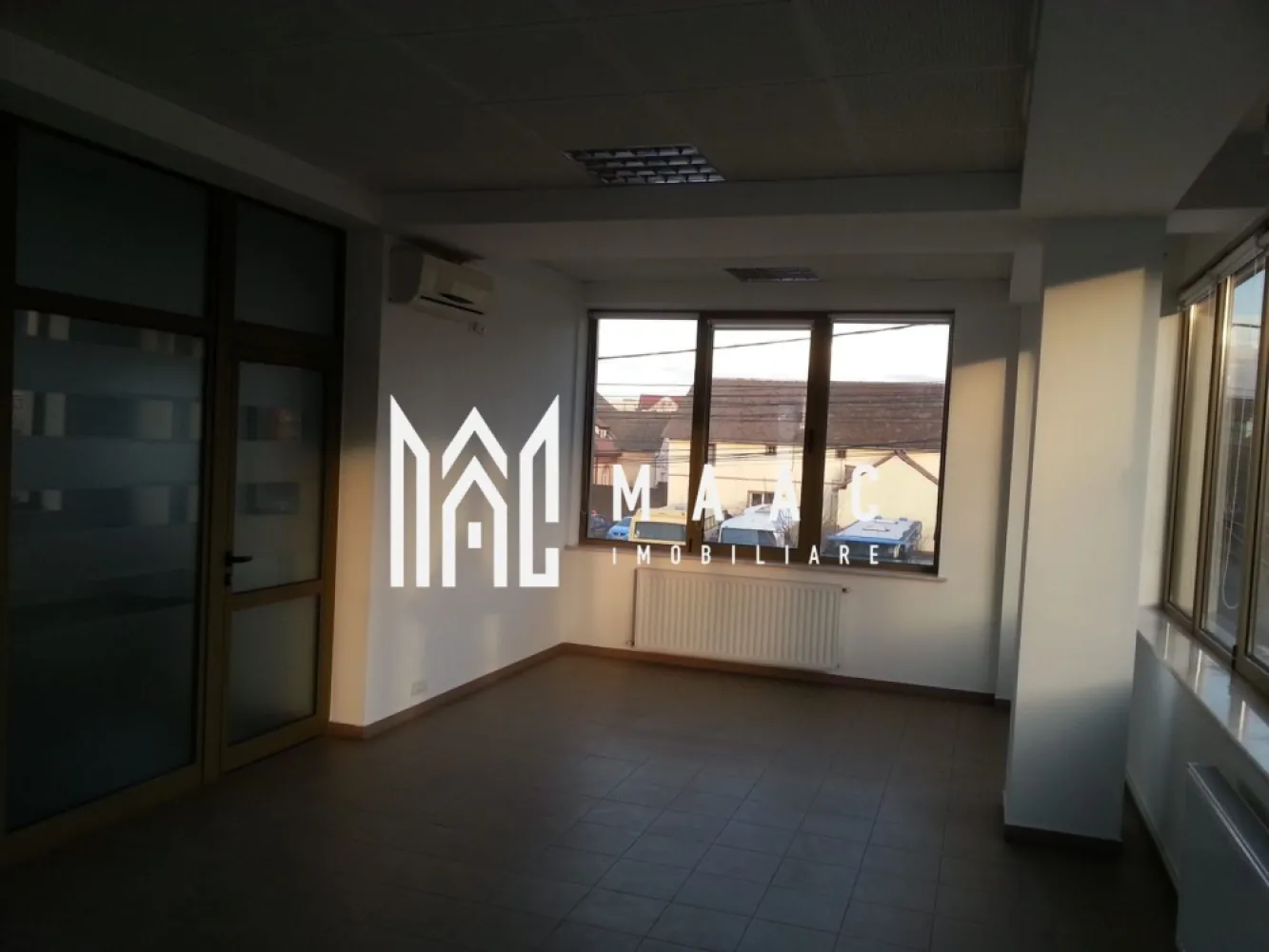 Spațiu Comercial | 60 mp | Calea Dumbrăvii - MAAC Imobiliare vă propune spre închiriere un spațiu comercial situat la etajul 1, pe Calea Dumbrăvii – una dintre cele mai circulate și apreciate zone ale orașului.

Localizare: Calea Dumbrăvii, etaj 1

 Suprafață utilă: 60mp

 Spațiul se închiriază fără biroul de 9,57 mp și fără toaleta de 2,79 mp.

 Garanție: 2 luni de chirie

Spațiul este ideal pentru activități comerciale, birouri, showroom-uri sau cabinete, beneficiind de vizibilitate excelentă și acces facil. Zona este intens circulată, cu numeroase puncte de interes în apropiere, ceea ce garantează un flux constant de potențiali clienți.

Pentru mai multe informații sau pentru programarea unei vizionări, vă rugăm să ne contactați specificând ID:CP2825351