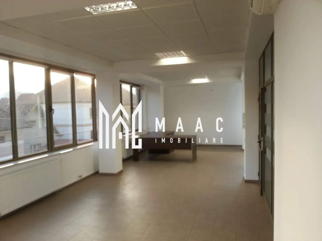 Spațiu Comercial | 60 mp | Calea Dumbrăvii - MAAC Imobiliare vă propune spre închiriere un spațiu comercial situat la etajul 1, pe Calea Dumbrăvii – una dintre cele mai circulate și apreciate zone ale orașului.

Localizare: Calea Dumbrăvii, etaj 1

 Suprafață utilă: 60mp

 Spațiul se închiriază fără biroul de 9,57 mp și fără toaleta de 2,79 mp.

 Garanție: 2 luni de chirie

Spațiul este ideal pentru activități comerciale, birouri, showroom-uri sau cabinete, beneficiind de vizibilitate excelentă și acces facil. Zona este intens circulată, cu numeroase puncte de interes în apropiere, ceea ce garantează un flux constant de potențiali clienți.

Pentru mai multe informații sau pentru programarea unei vizionări, vă rugăm să ne contactați specificând ID:CP2825351