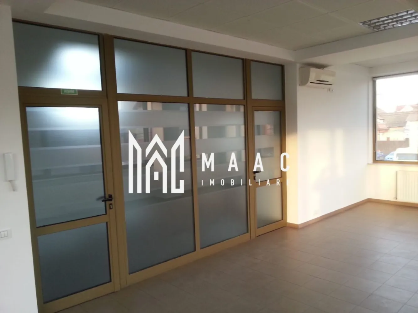 Spațiu Comercial | 60 mp | Calea Dumbrăvii - MAAC Imobiliare vă propune spre închiriere un spațiu comercial situat la etajul 1, pe Calea Dumbrăvii – una dintre cele mai circulate și apreciate zone ale orașului.

Localizare: Calea Dumbrăvii, etaj 1

 Suprafață utilă: 60mp

 Spațiul se închiriază fără biroul de 9,57 mp și fără toaleta de 2,79 mp.

 Garanție: 2 luni de chirie

Spațiul este ideal pentru activități comerciale, birouri, showroom-uri sau cabinete, beneficiind de vizibilitate excelentă și acces facil. Zona este intens circulată, cu numeroase puncte de interes în apropiere, ceea ce garantează un flux constant de potențiali clienți.

Pentru mai multe informații sau pentru programarea unei vizionări, vă rugăm să ne contactați specificând ID:CP2825351