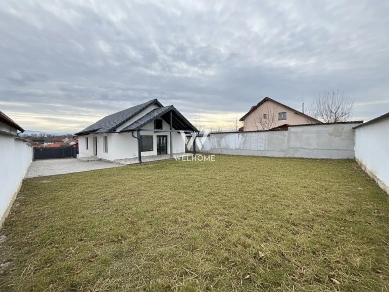 Casă pe un singur nivel – priveliște spre munți – Șura Mică - Vă propunem spre vânzare o casă modernă, situată într-o zonă liniștită din Șura Mică, pe strada Livezi, cu vedere superbă spre Munții Păltiniș. Proprietatea este construită pe un singur nivel și oferă un confort ideal pentru o familie.

Caracteristici principale:
 • Suprafață utilă: 115 mp (inclusiv terasa)
 • Teren generos: 500 mp
 • 4 camere spațioase și luminoase
 • 2 băi
 • Grad de finalizare: 90%
 • Se poate achiziționa și prin credit bancar

Dotări și detalii tehnice:
 • Încălzire în pardoseală pe toată suprafața
 • Geamuri tripan antracit
 • Țiglă antracit cu aspect elegant
 • Ușă de intrare PVC Salamander
 • Șapă turnată, placă de beton, curent tras în casă
 • Construită cu materiale de calitate și facturi la zi

Această casă este ideală pentru cei care își doresc liniște, spațiu, priveliște și o locuință durabilă, aproape de natură.
Pret: 207 000 euro
Telefon: 0756 094 405
